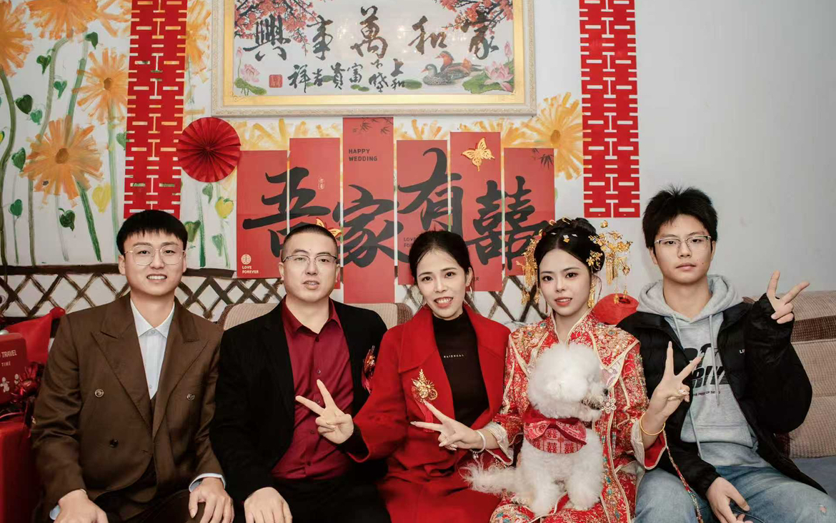 乡间欢庆的婚礼现场