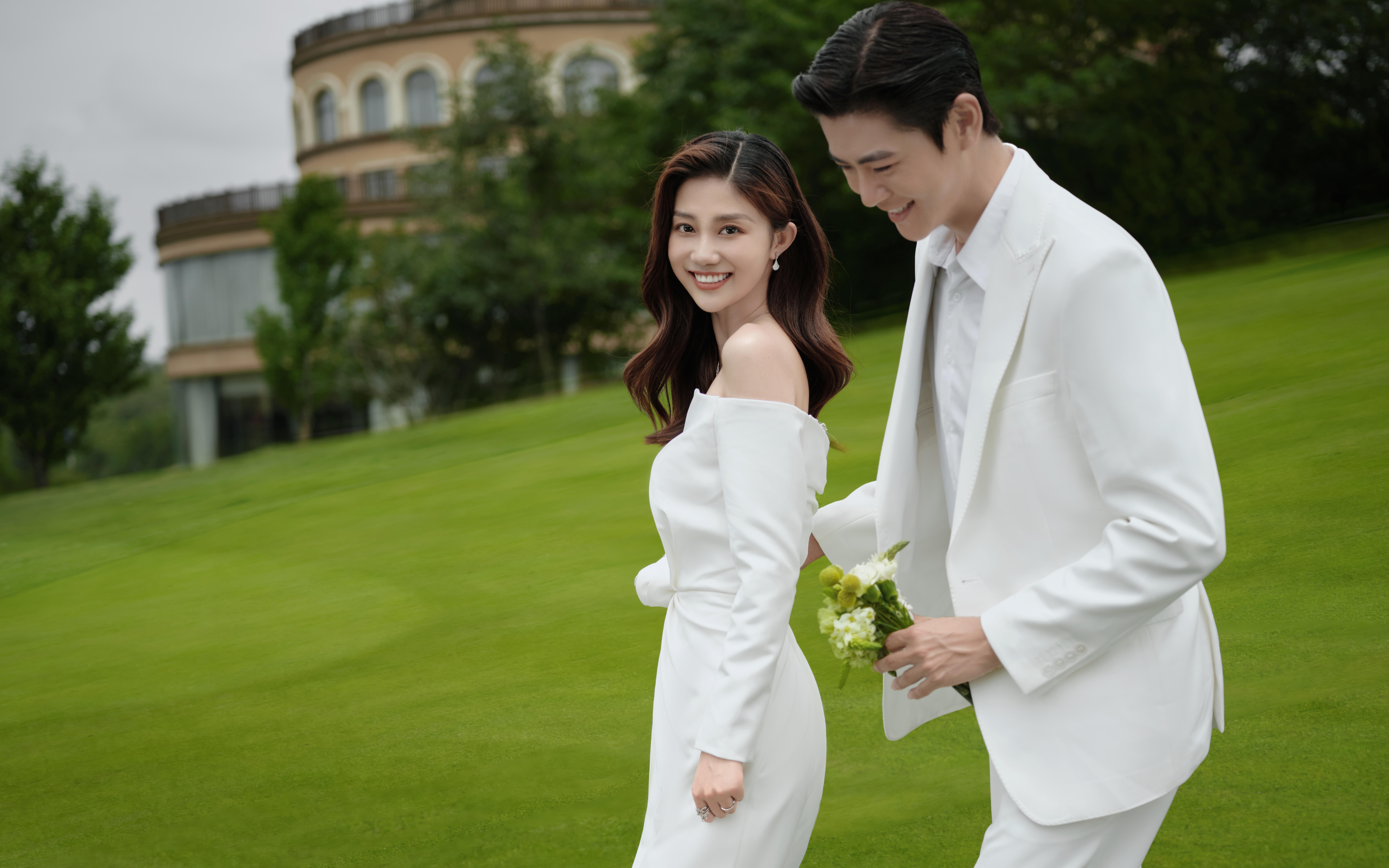 朋友圈爆赞！终于拍到了心爱的草坪婚纱照