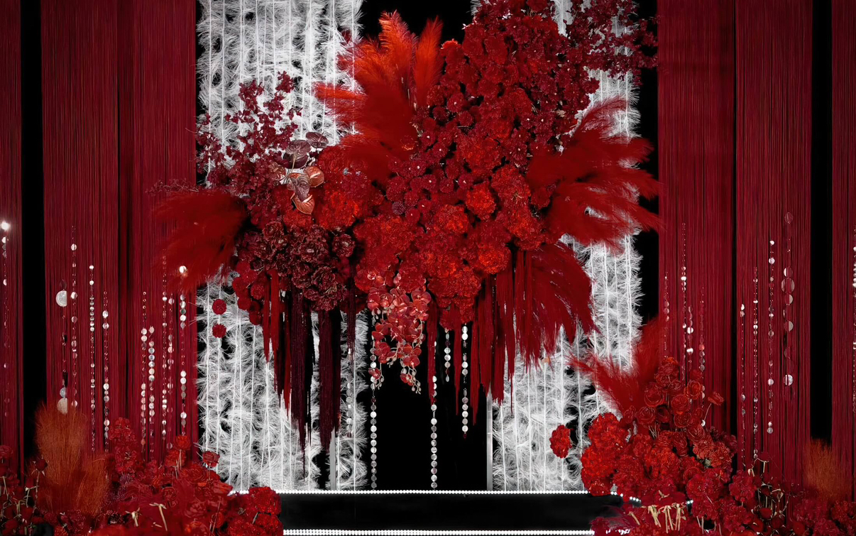 “当红色花海邂逅追光，当我们的目光交汇，便是故事