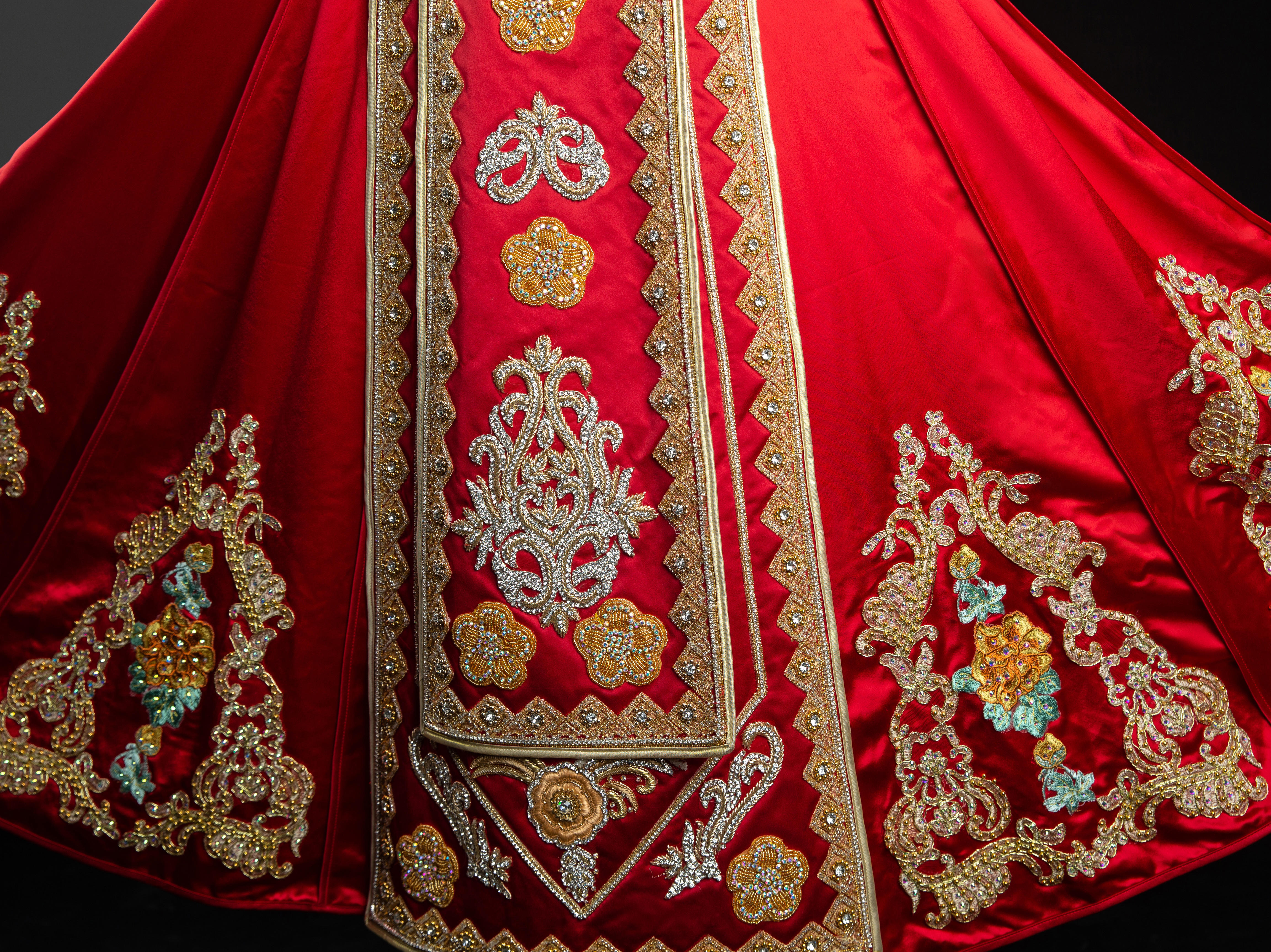 马来西亚纯手工定制秀禾服，耗时2000多工时