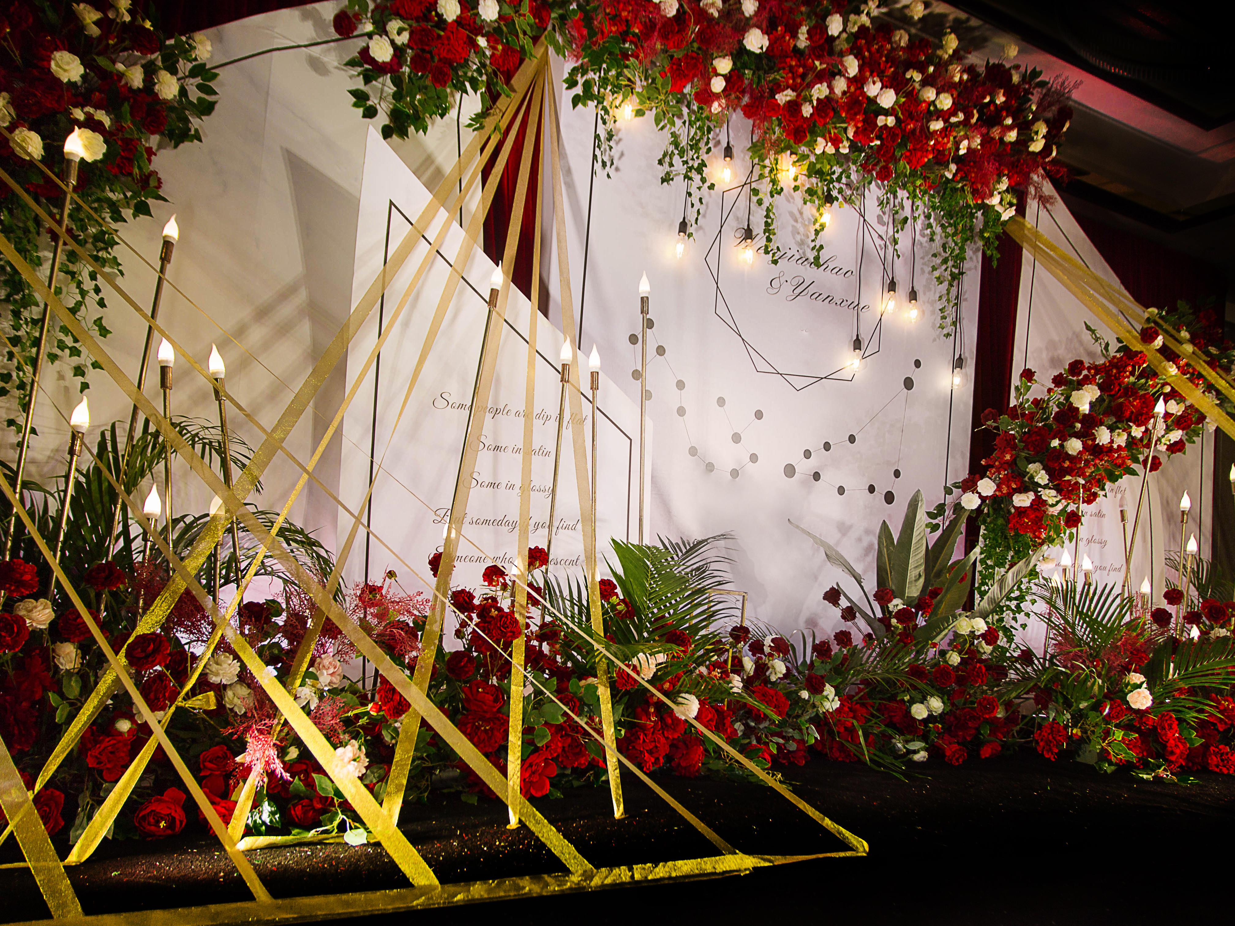 红与白的反差，加入黑的冲击，时尚，跳跃。