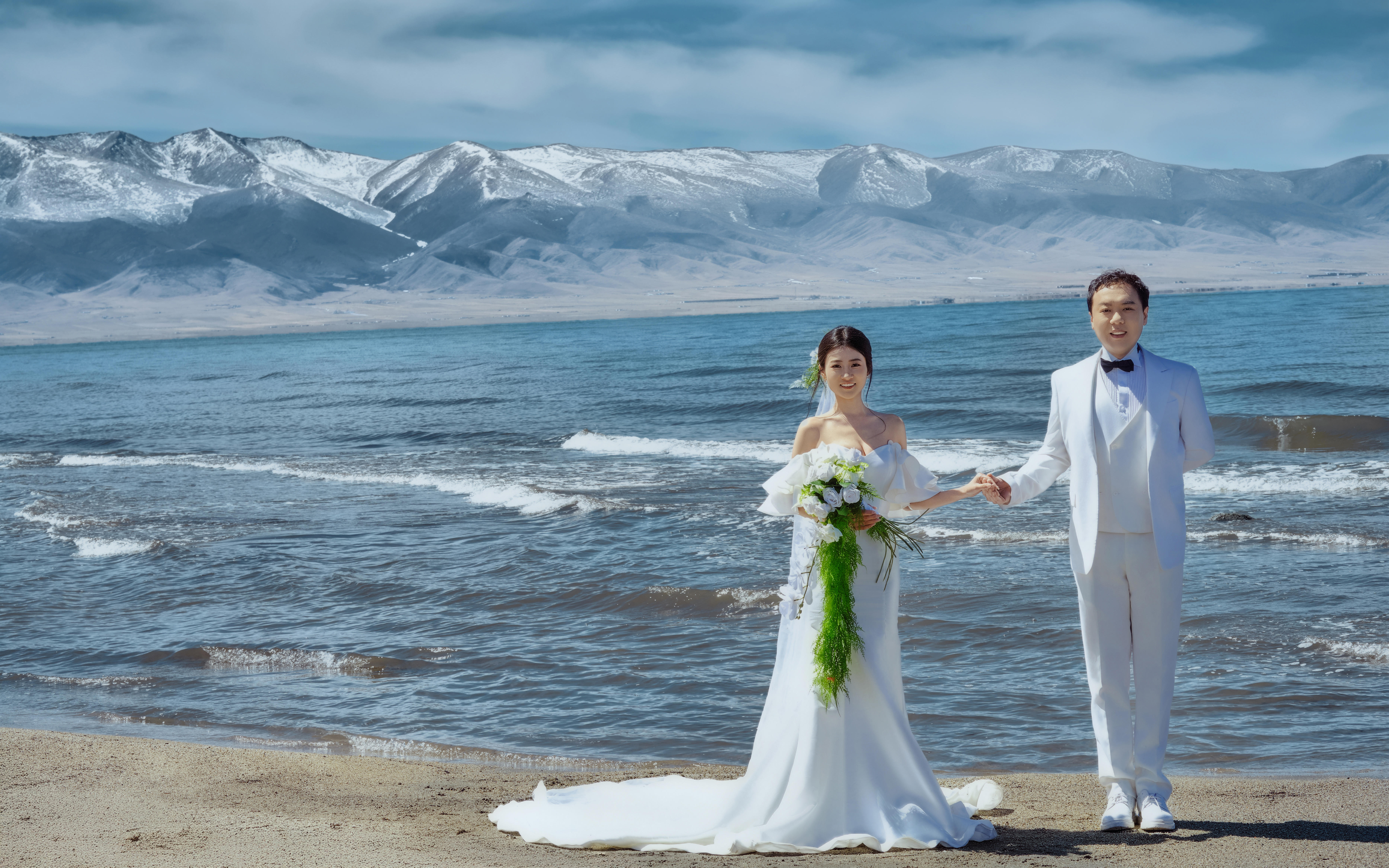 【云屾旅拍】夏季的雪山背景的青海湖婚纱照