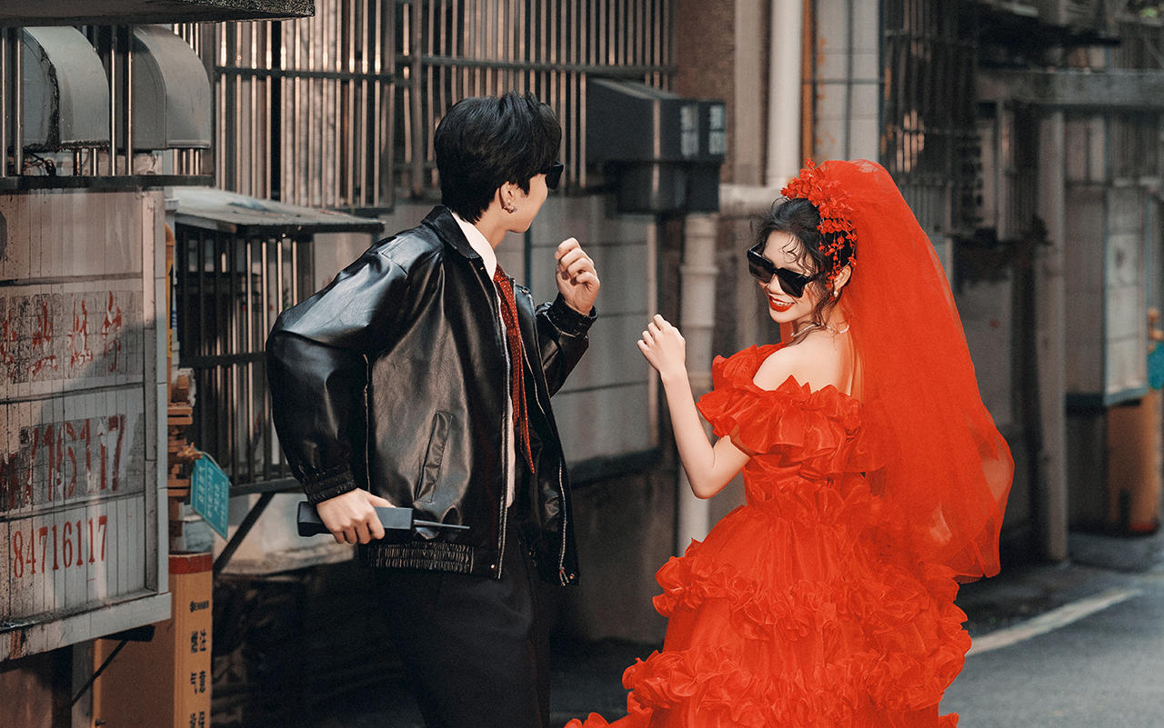 🔥老巷里的红色浪漫｜复古港风婚纱照，甜到犯规！