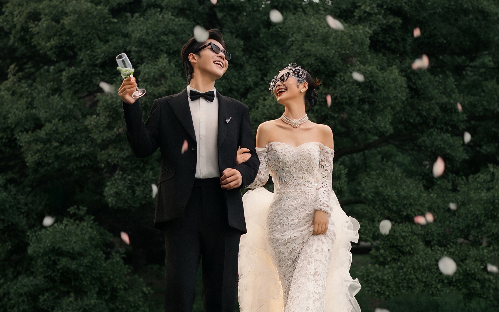 这才是年轻人想要的纪实感草坪婚纱照