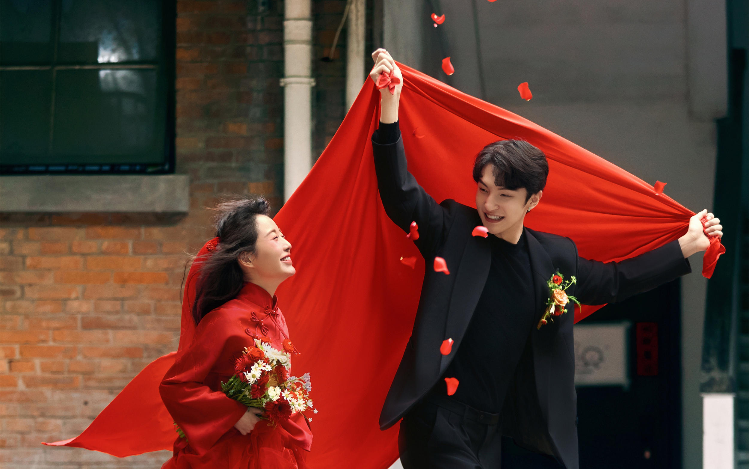 生命力爆棚❗️不愧是00后严选的东方红婚纱照