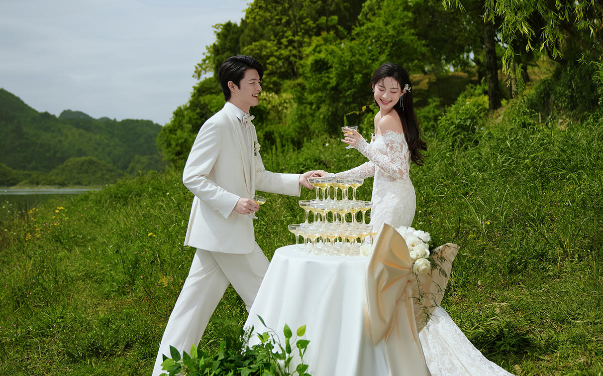 《湖畔绿野间，许你一场梦幻婚纱之约》