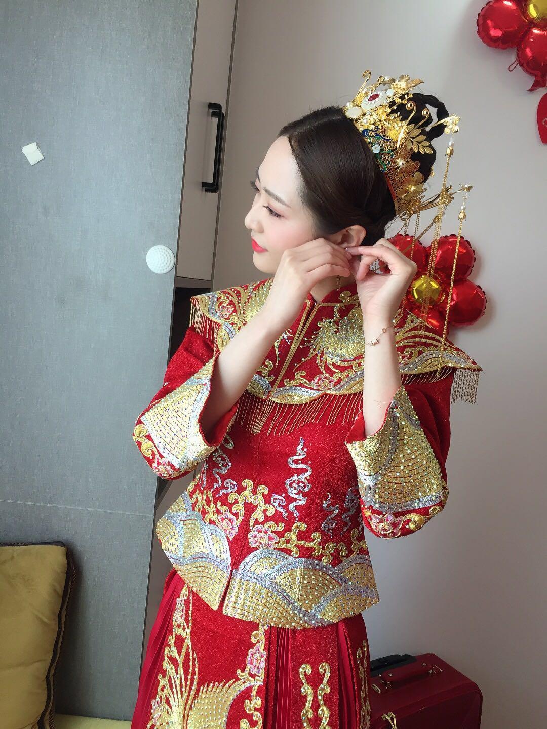 定制高定（大拖尾婚纱+盘金绣秀禾）+资深新娘跟妆