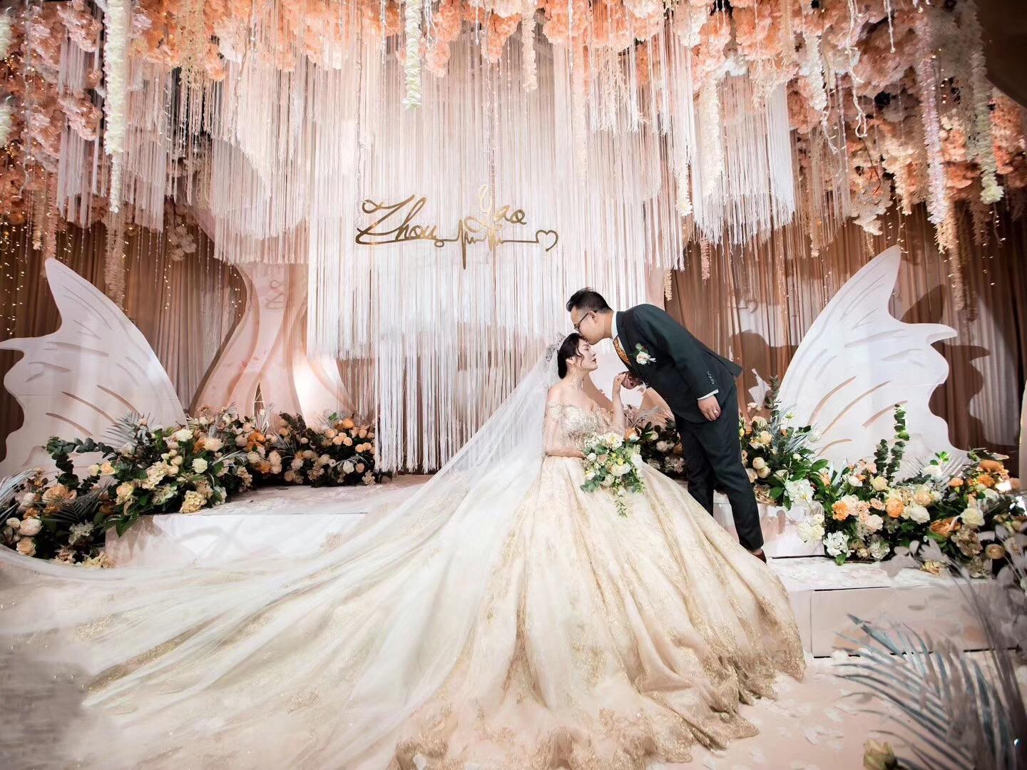 【Domi高级婚纱】3件套租赁+ 全程跟妆