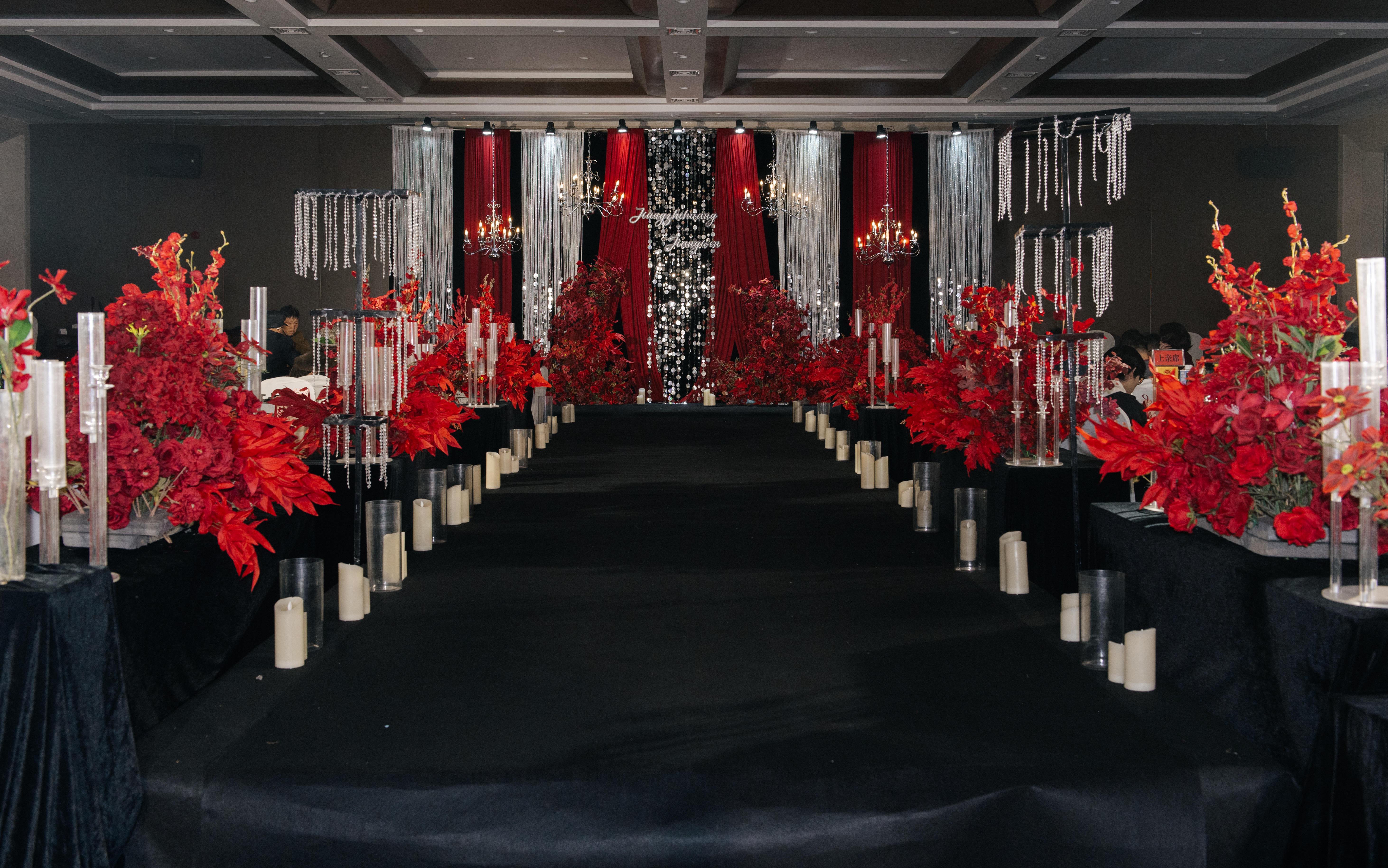 一眼倾心的红色婚礼丨以红为媒，情定此生