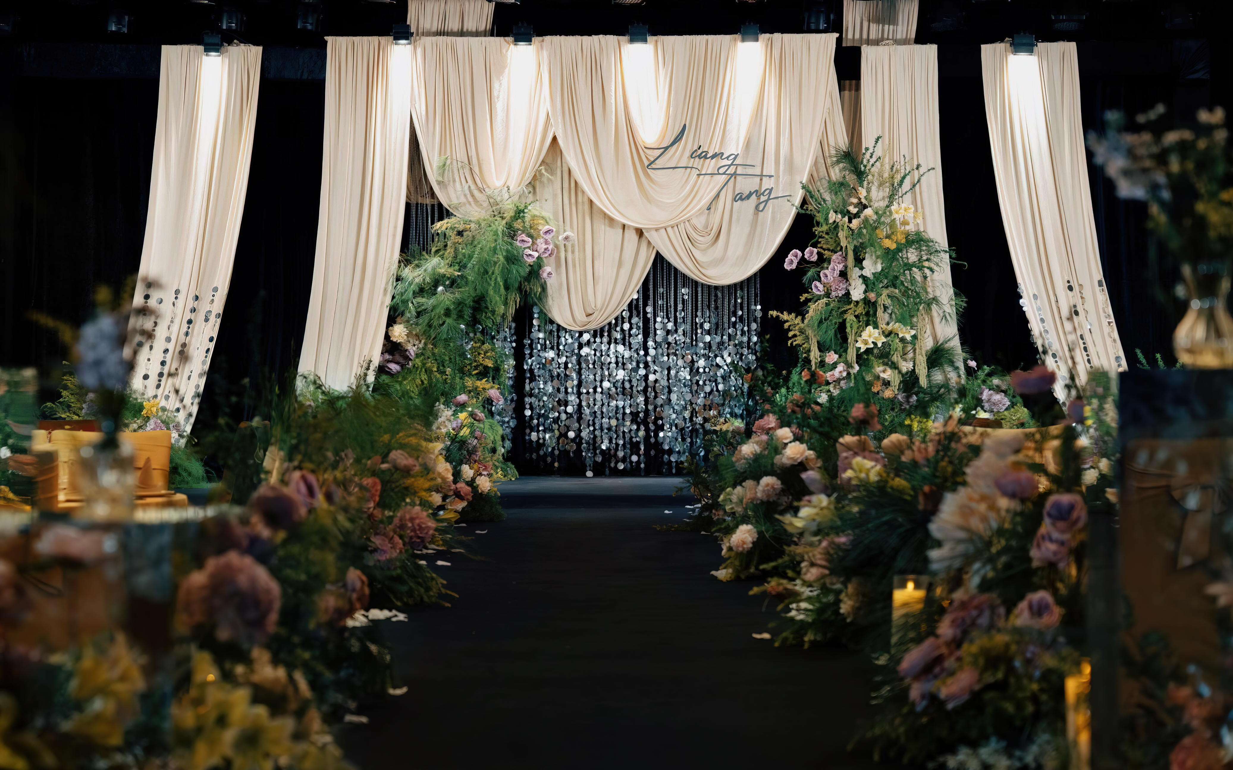 布幔与水晶交织的婚礼吊顶