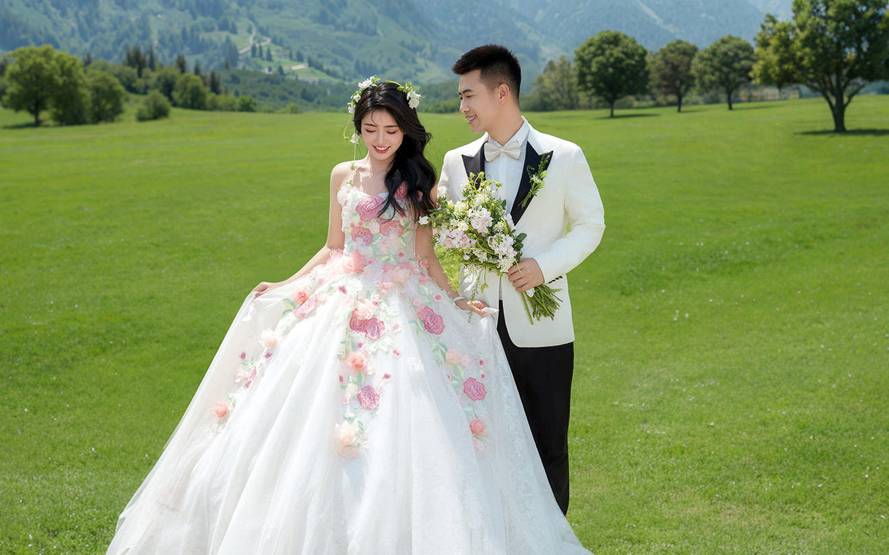 真香预警！夏日清新草坪婚纱照客片甜度超标了