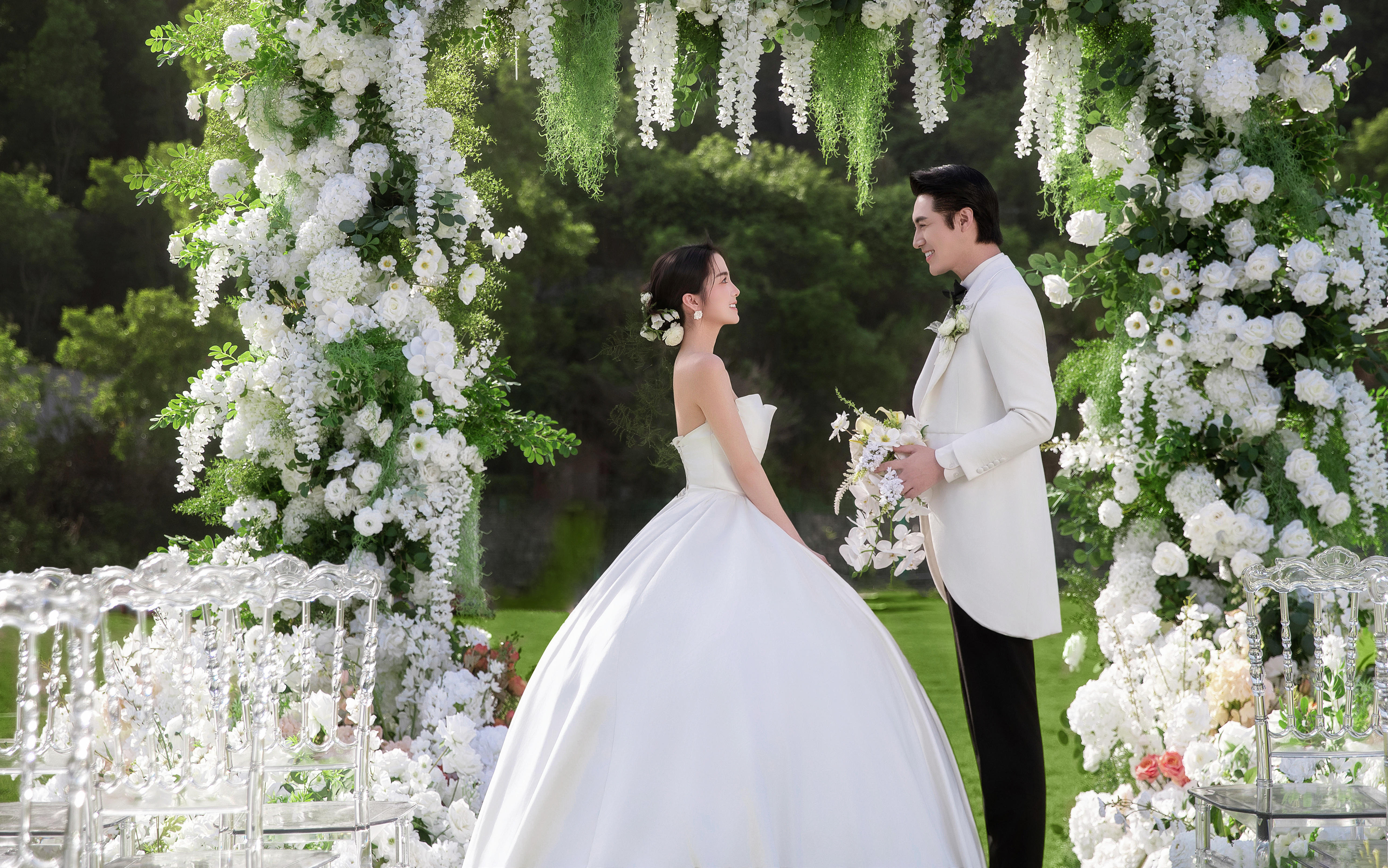 把婚禮現(xiàn)場搬進(jìn)婚紗照里