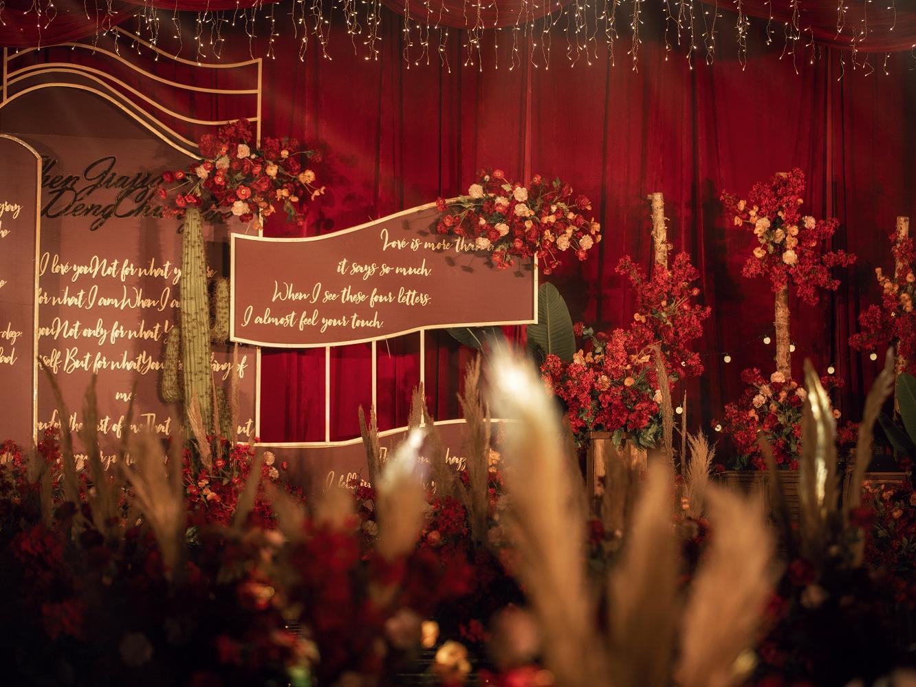 室内西式小预算简约红色婚礼