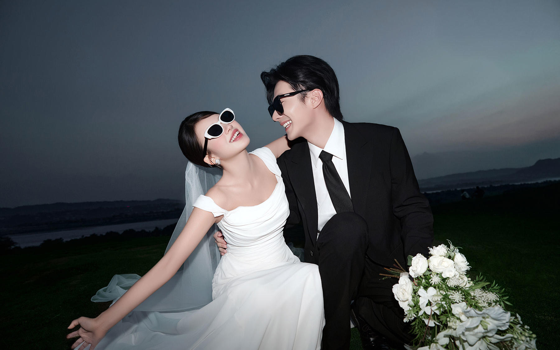 暮色潮酷风婚纱照～墨镜裹满的甜酷松弛感