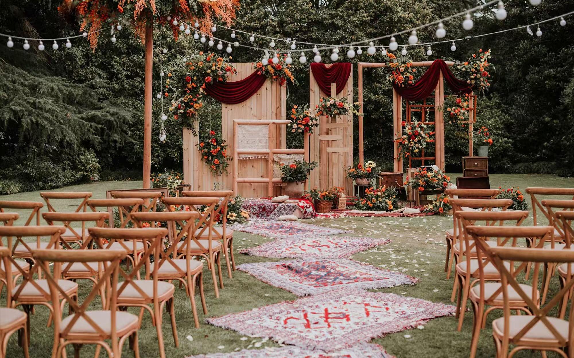 復(fù)古原木戶外草地婚禮布置