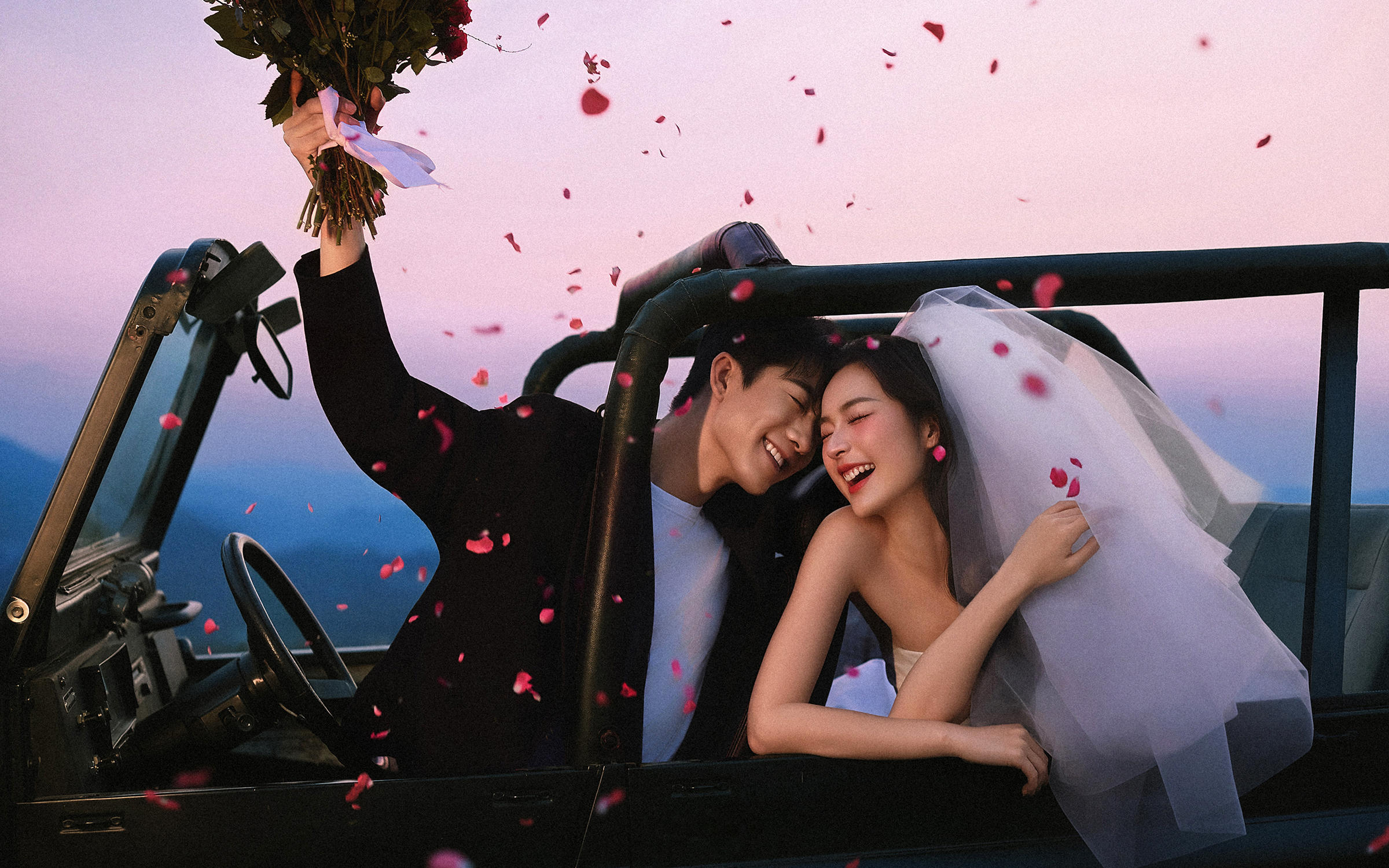 越野闖山海，愛意撞滿懷，山頂硬核浪漫讓人愛了愛了