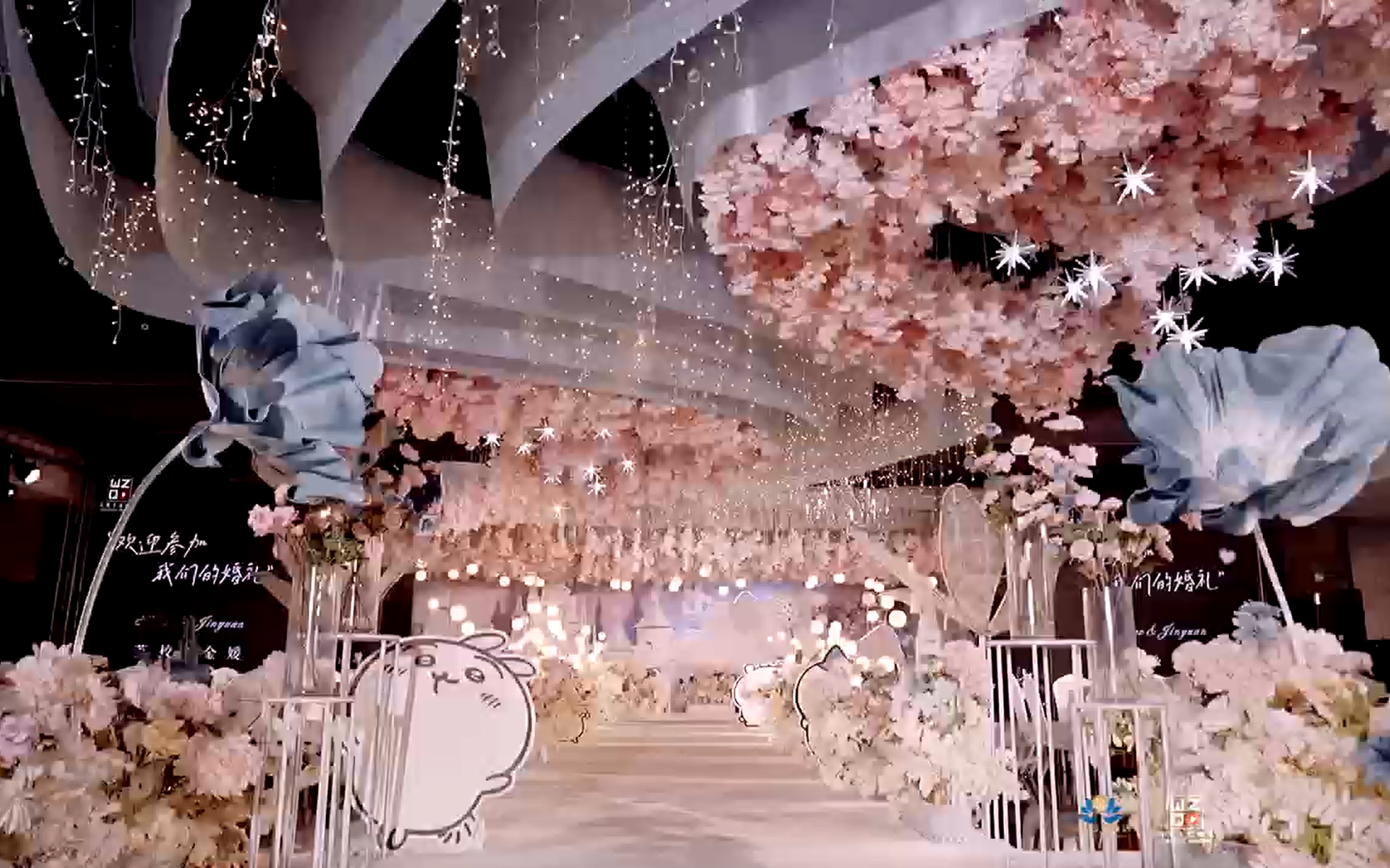 万紫千红婚礼梦幻城堡矗立云端，演绎童话般浪漫氛围
