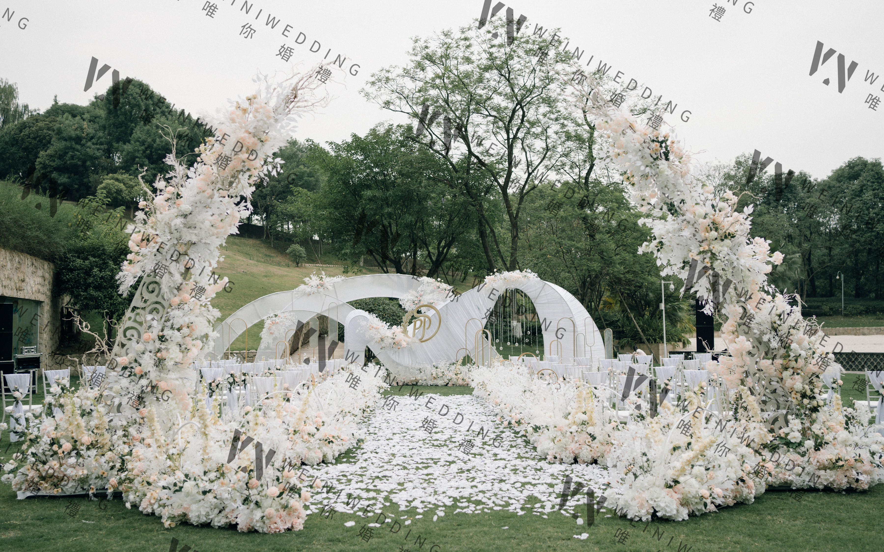 户外草坪唯美白绿轻奢婚礼
