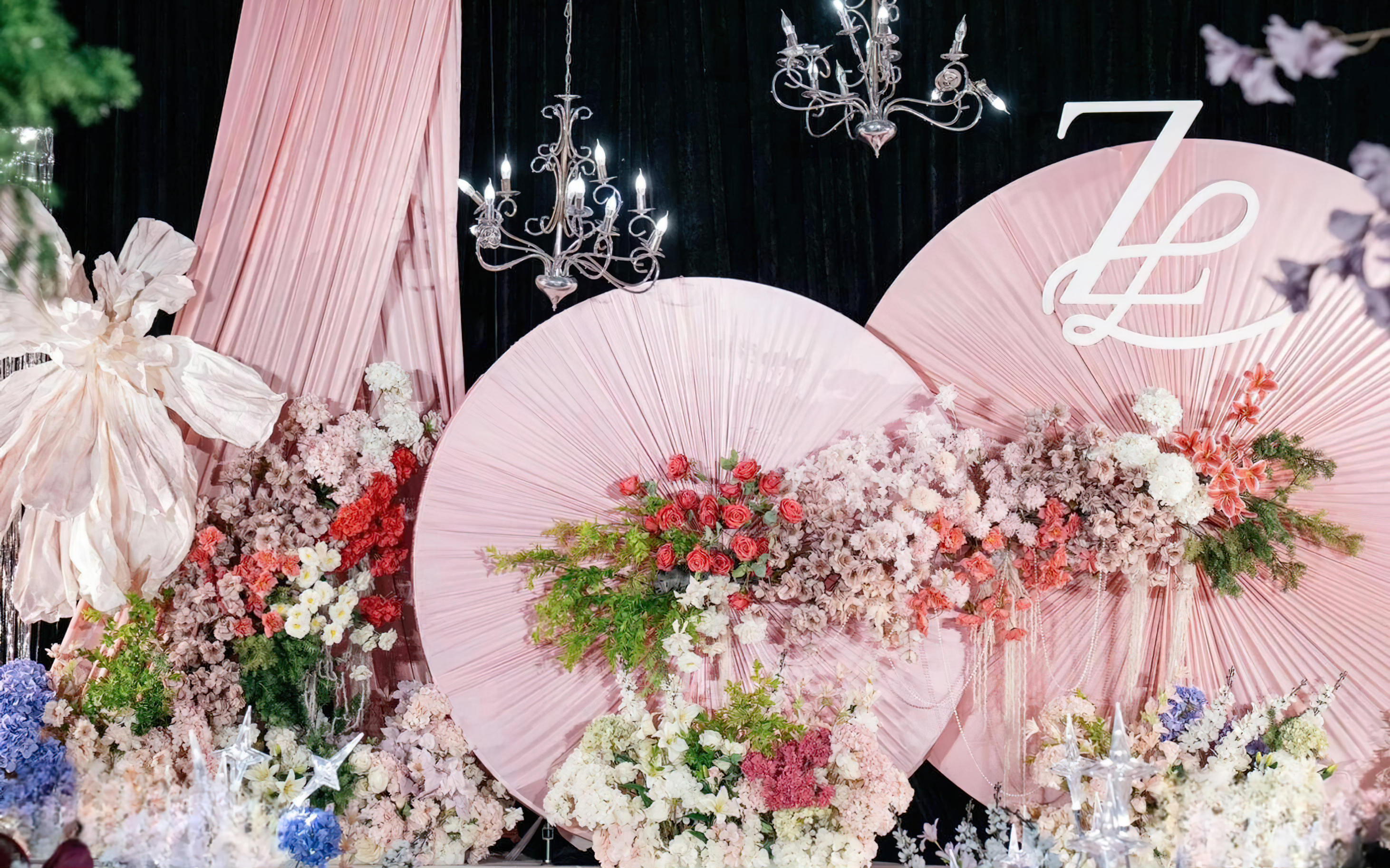 以水晶為冕，以繁花為禮 穿過(guò)光影與花徑，走向余生