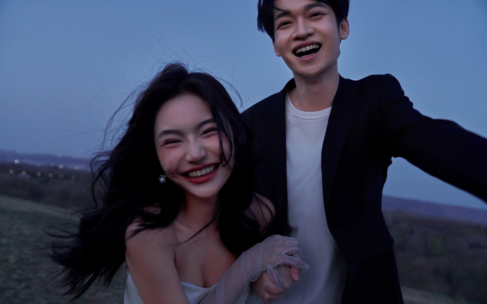 电影感山顶夜景婚纱照❗️爱比烟花更热烈✨