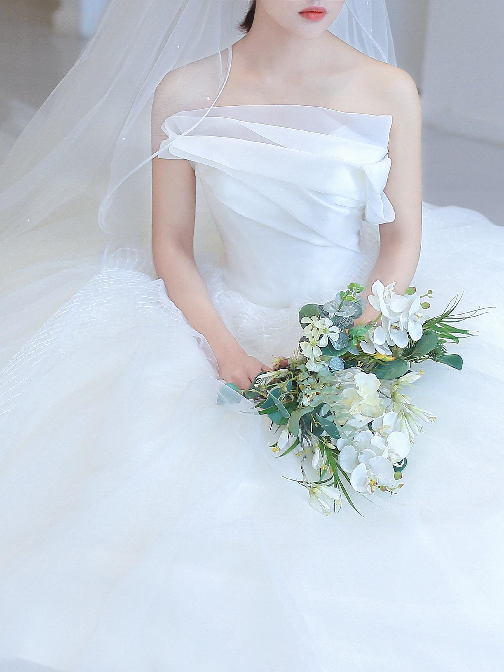 【品质缎面婚纱】经典婚礼4件套租赁，送伴娘服套餐