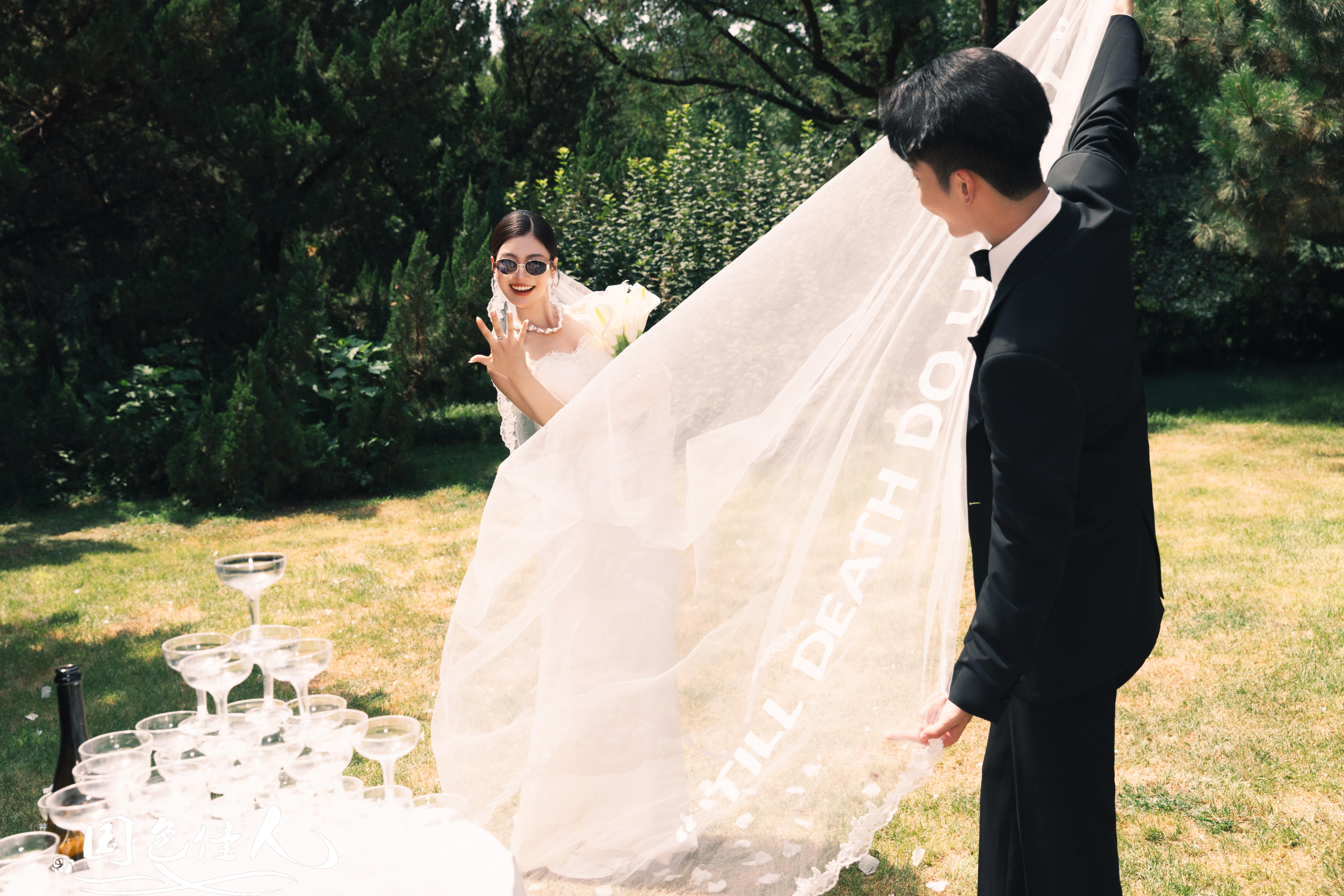 活力buff叠满❗00后的小众草坪婚纱照上大分！