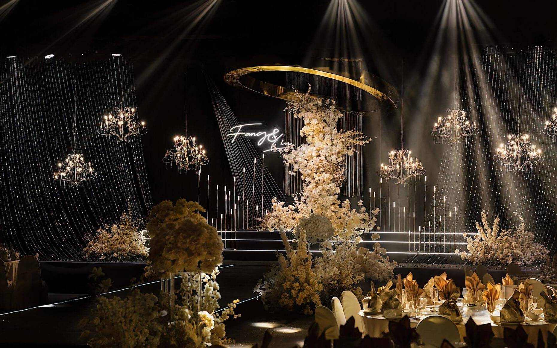 流光漫过流苏，繁花簇拥挚爱