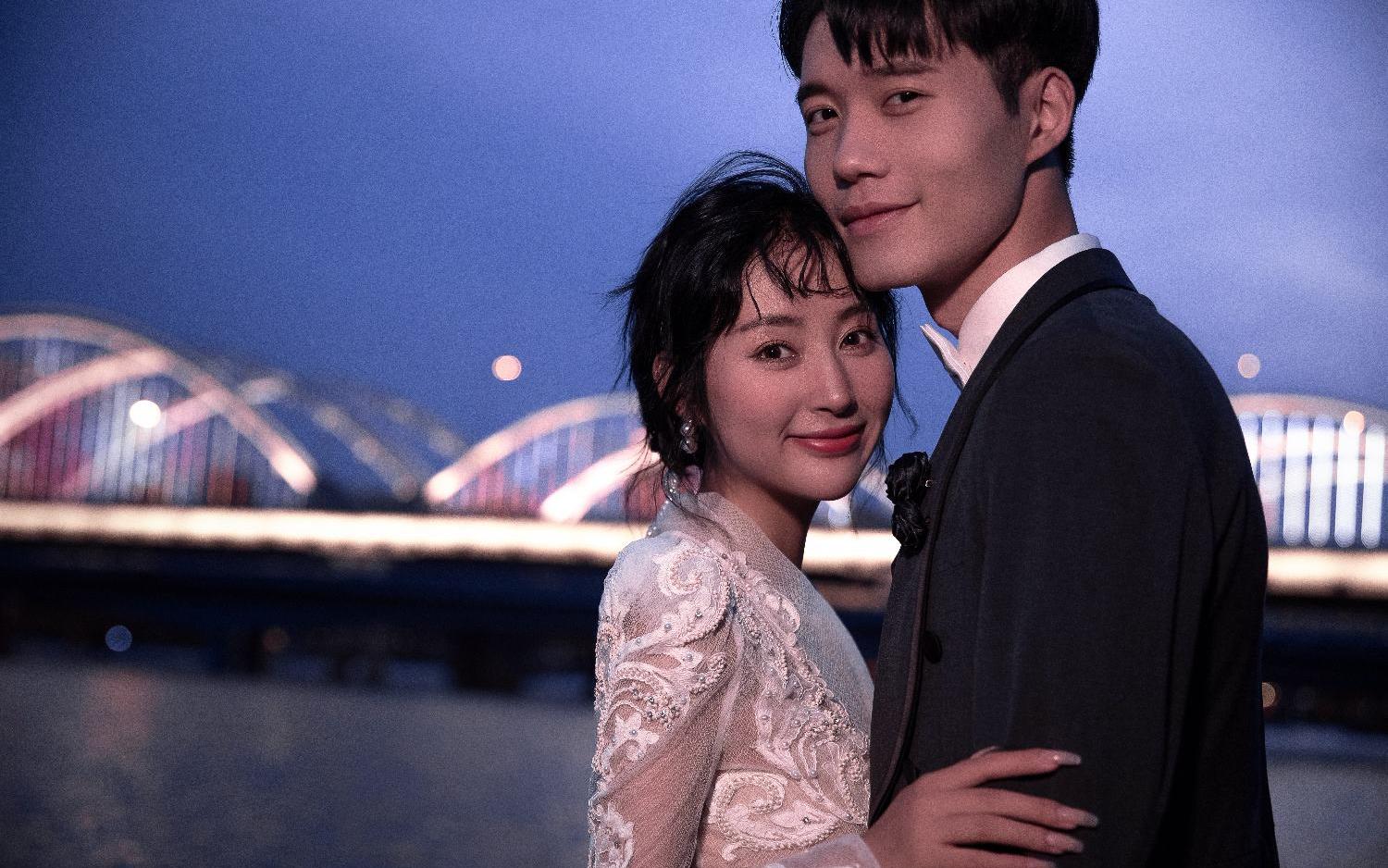 救命！这组「江景婚纱照」，把都市浪漫焊在暮色里