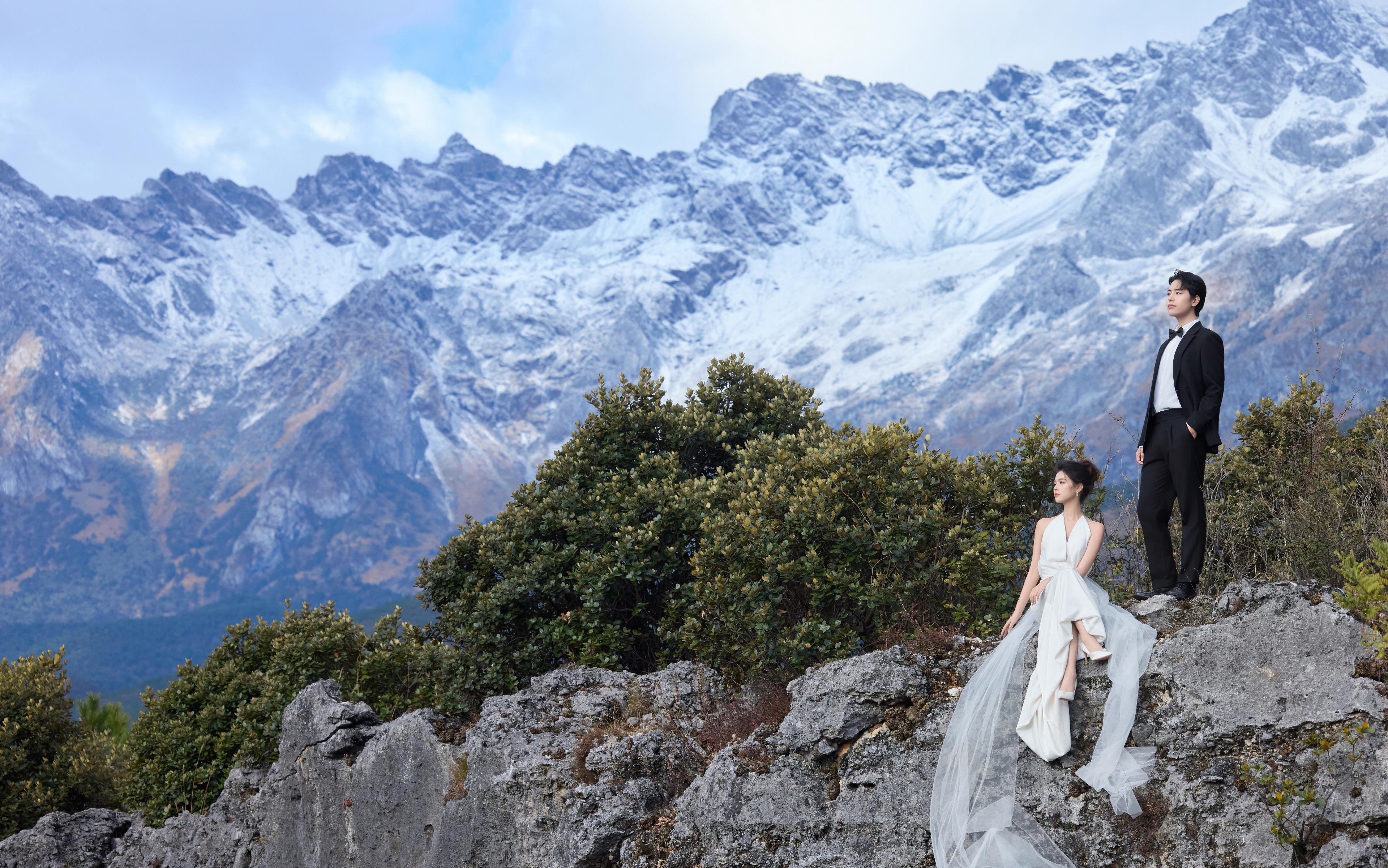 谁懂啊！丽江山石间拍婚纱照氛围感拉满✨