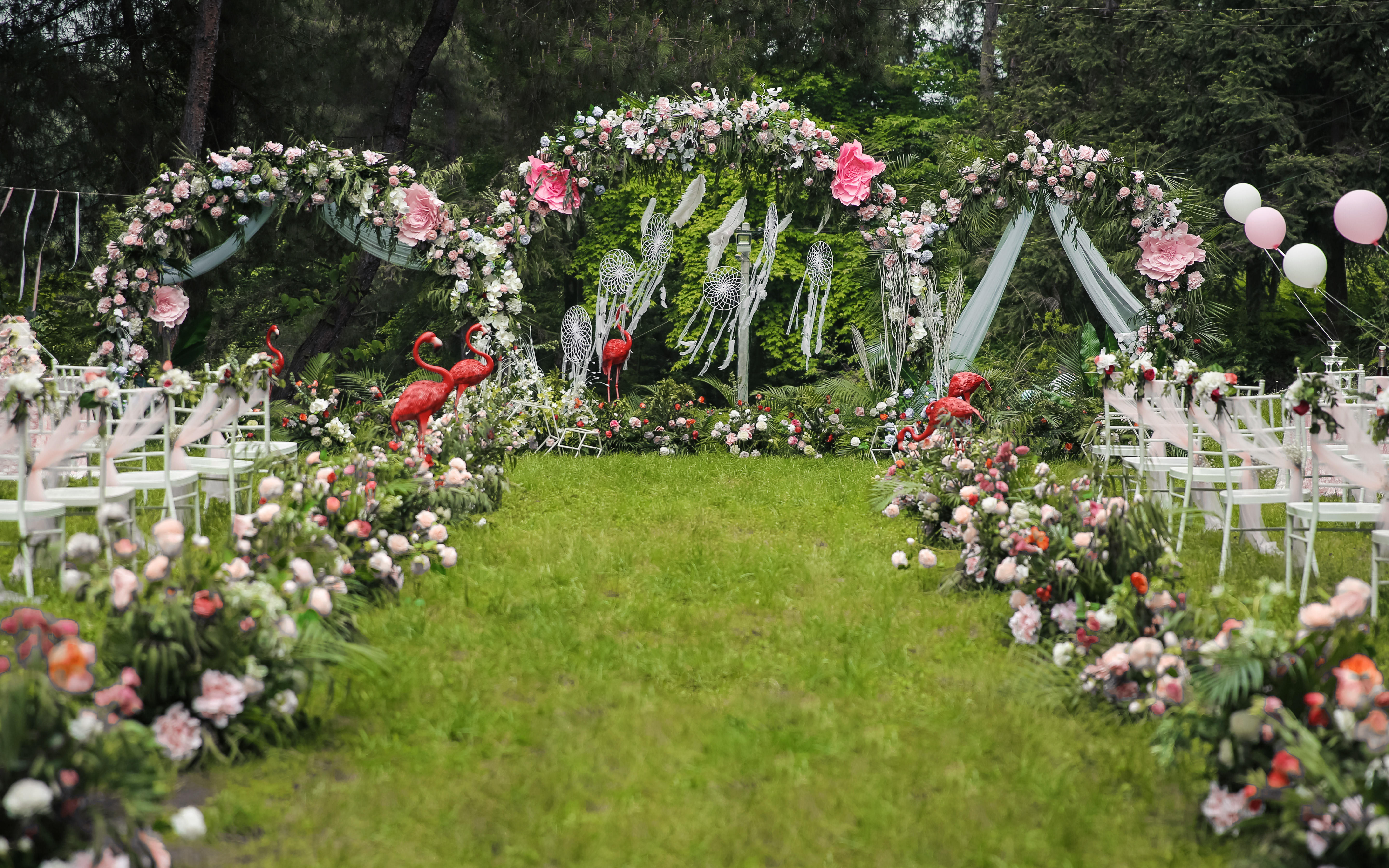 森林系草地婚礼，唯美，浪漫，松林里。