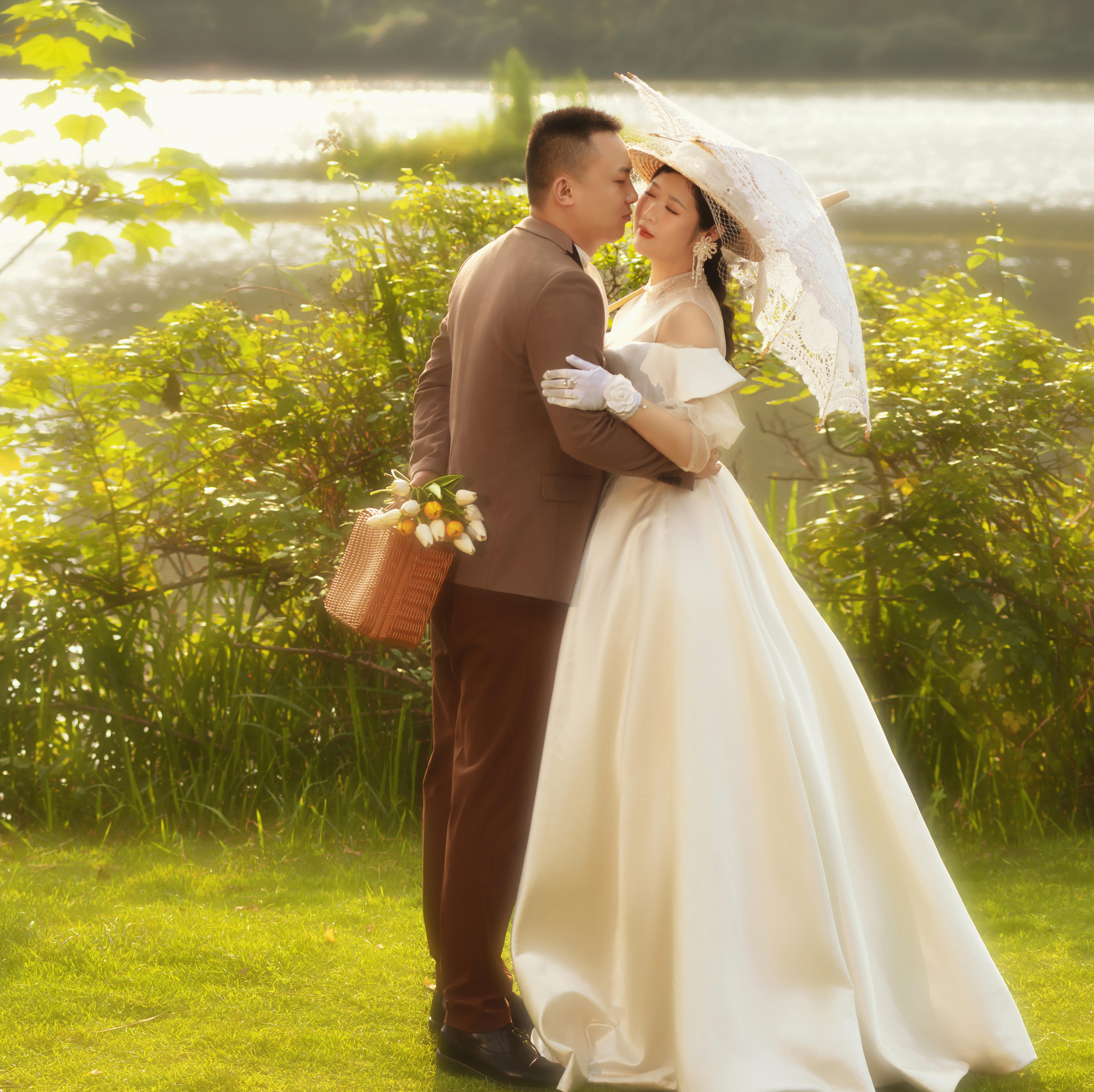初秋，浪漫到骨子里的法式草坪婚纱照