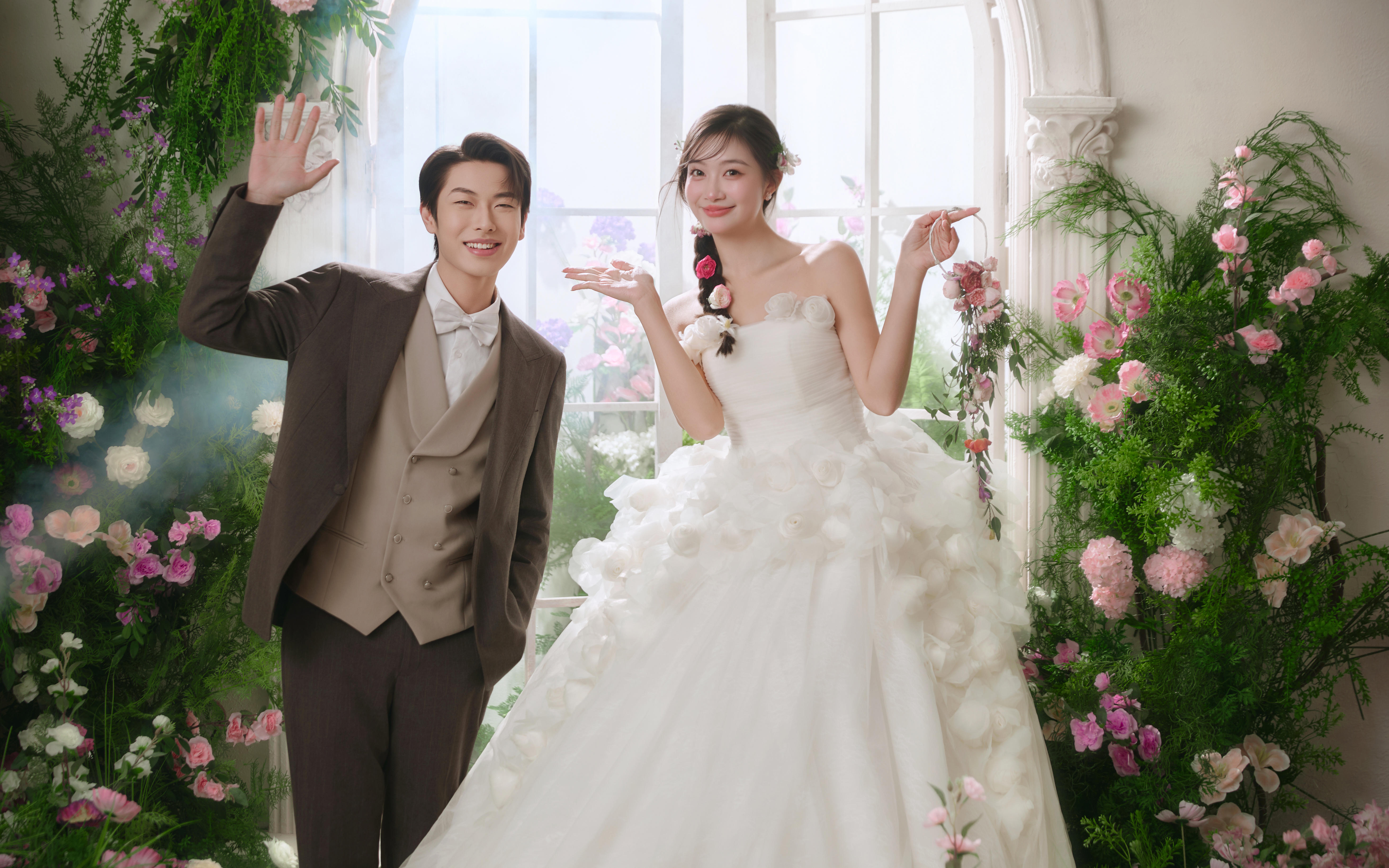 被鮮花包裹的瞬間??花房婚紗照甜鼠我