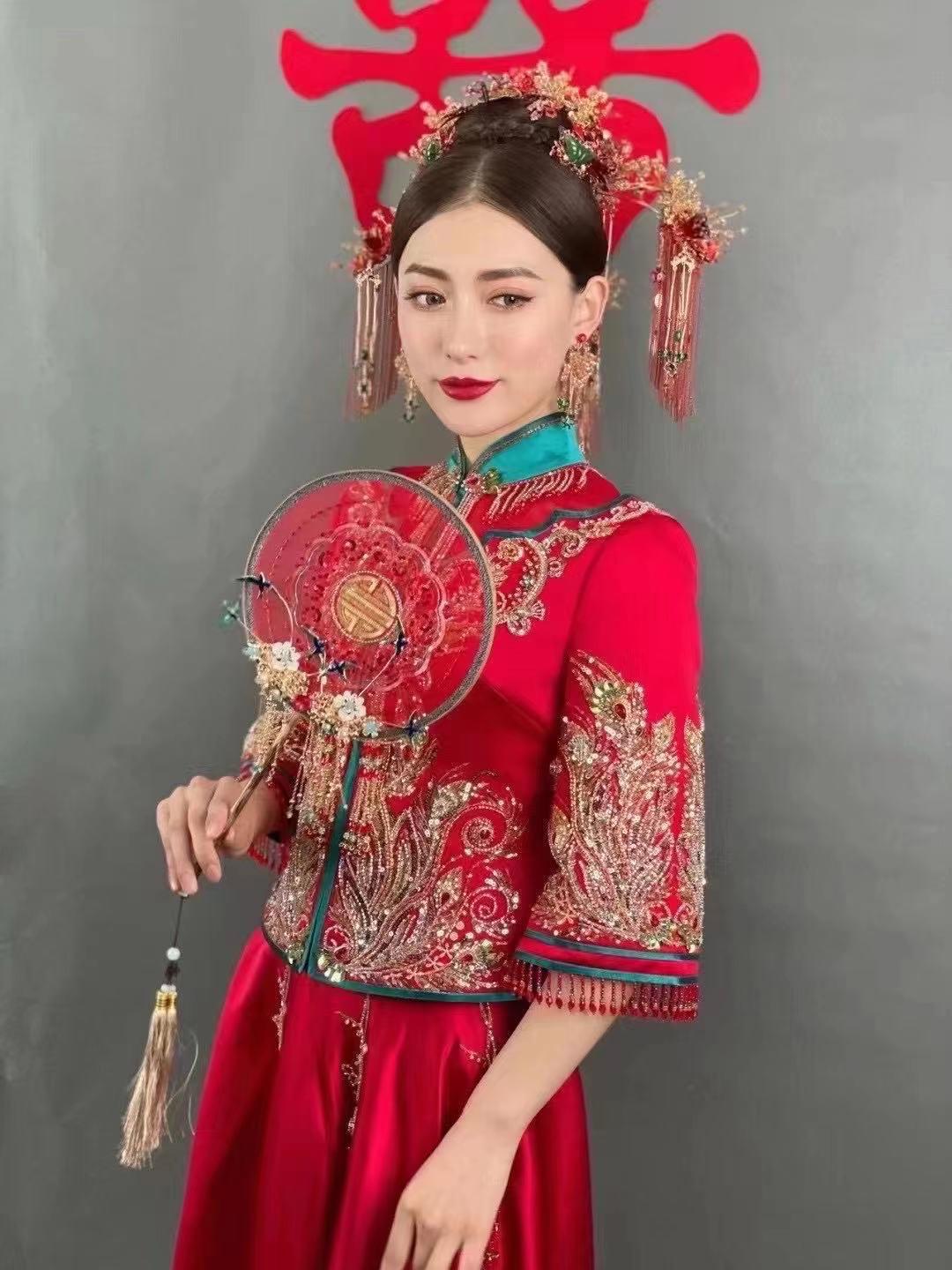 劲爆团购2180婚礼当天礼服跟妆全包套餐