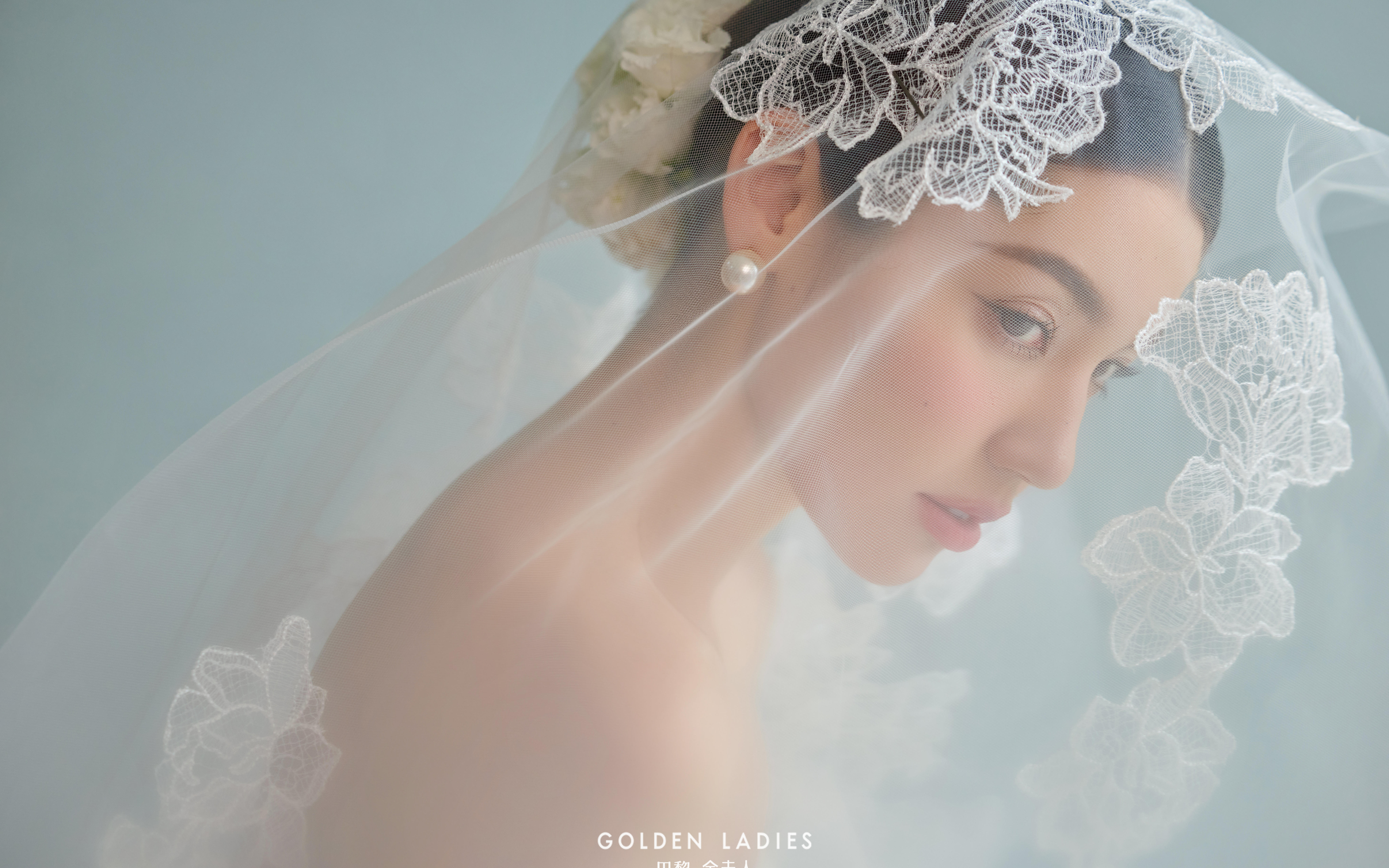 浪漫碰撞??是令人反復(fù)沉醉的霧霾藍(lán)婚紗照