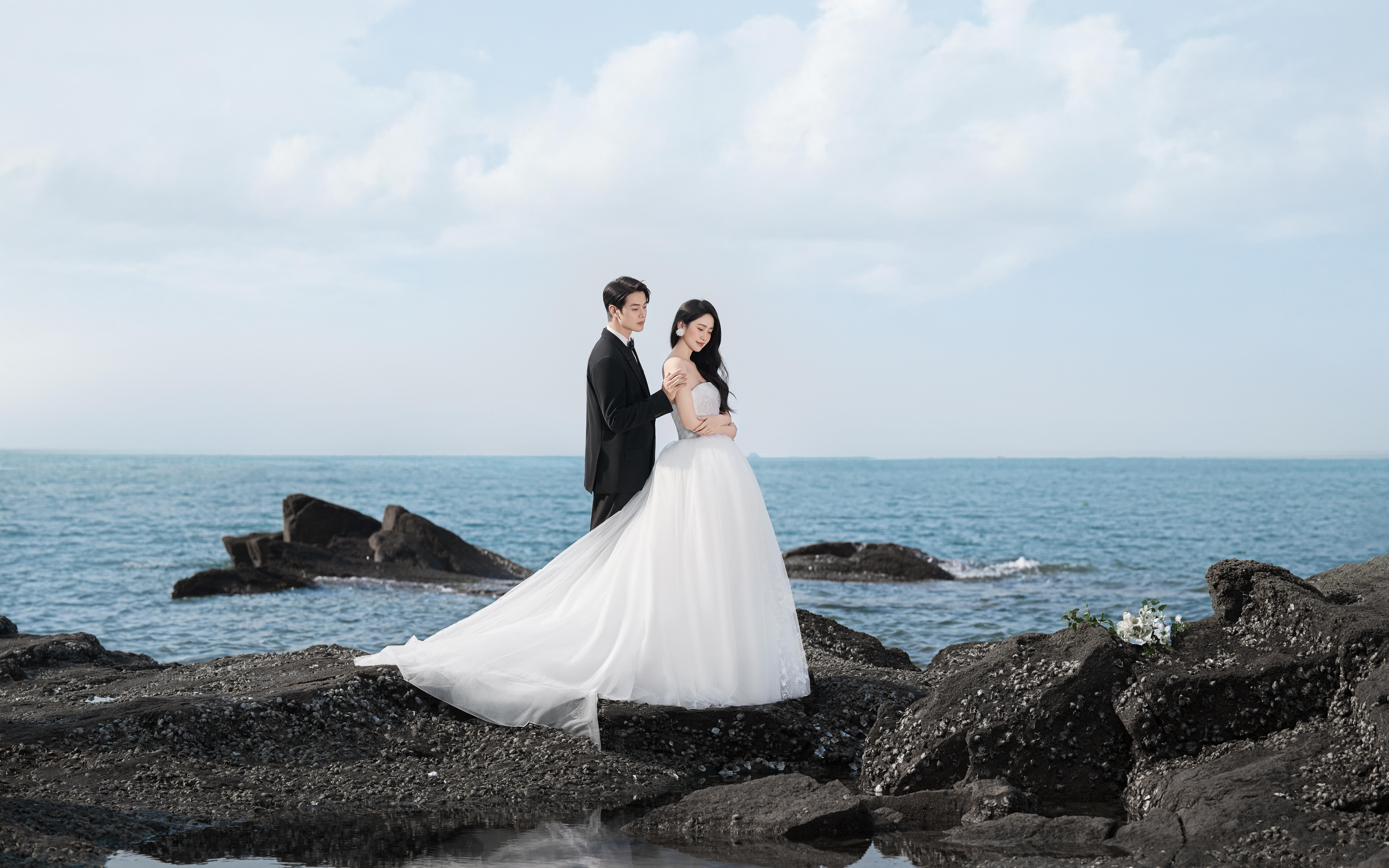 氛圍感之神！海邊礁石婚紗照在這一刻美爆了