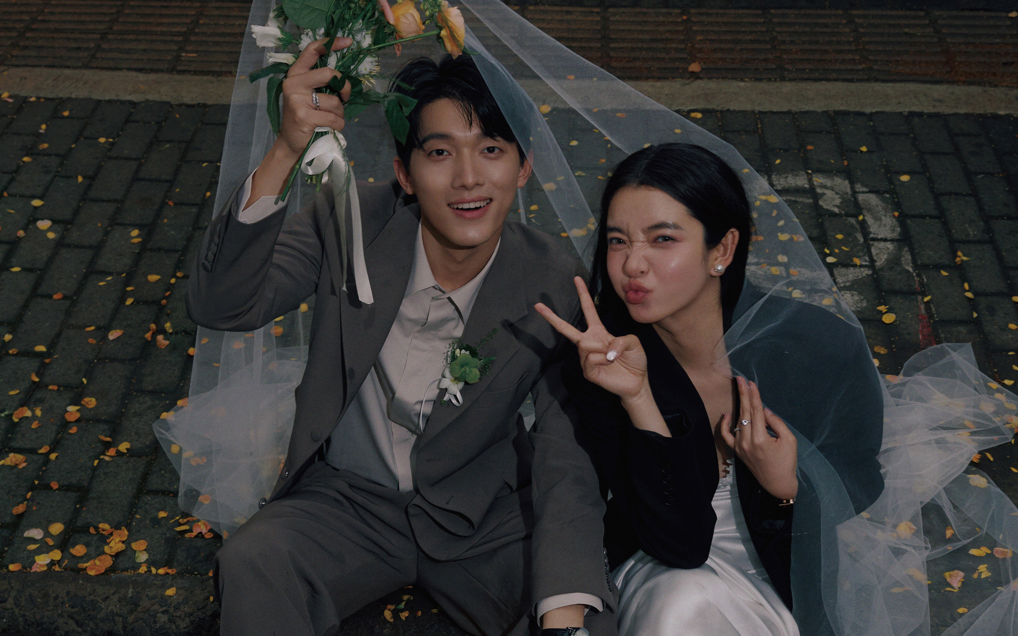 【紀(jì)實街拍】低飽和情緒電影風(fēng)紀(jì)實街拍婚紗照