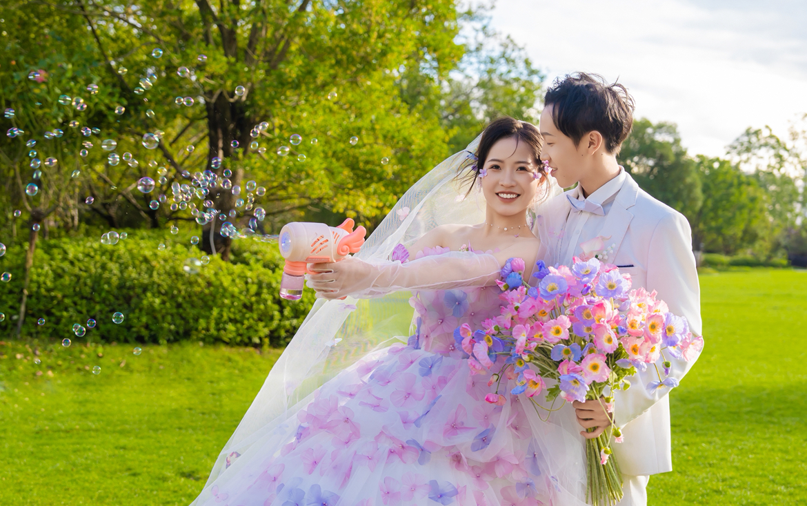 属于紫色系的浪漫草坪婚纱照🍃 