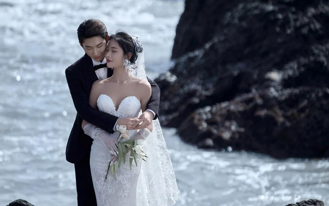 礁石海景婚纱照🔵不小心拍成了电影感大片