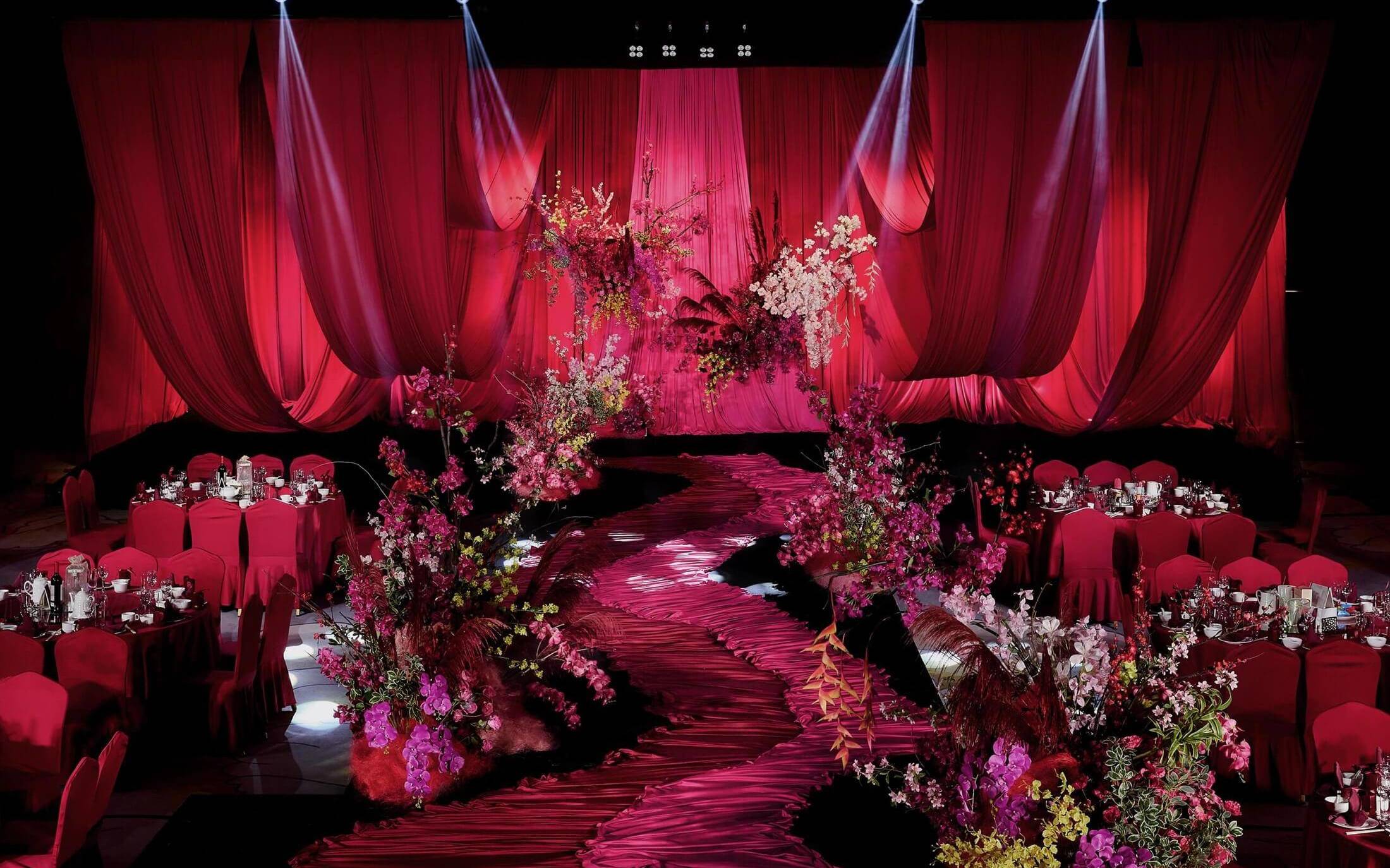 玫紅色布幔南洋風(fēng)婚禮