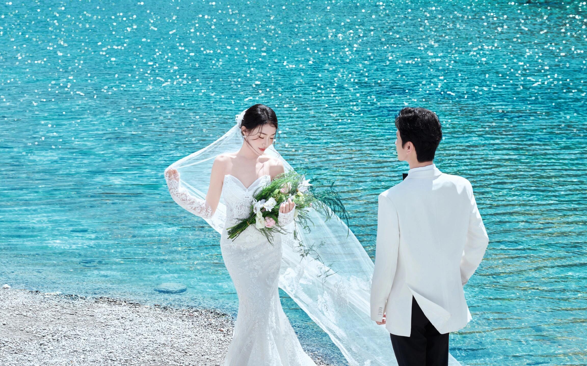 在玉龍雪山下，許你一片藍(lán)月澄澈  