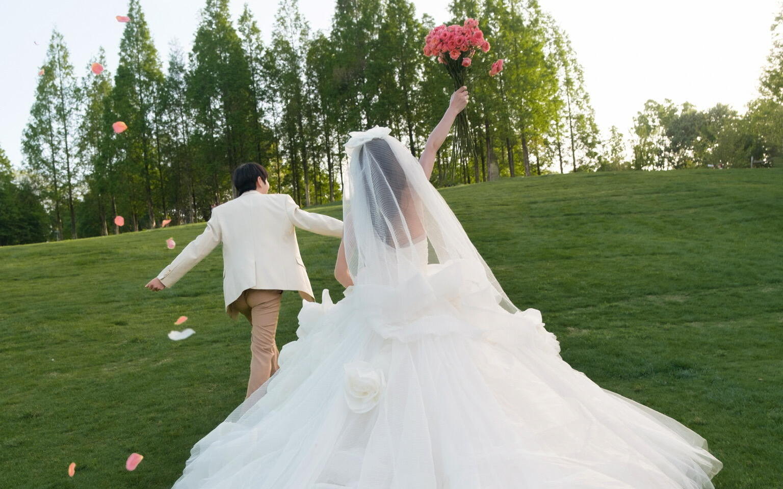 十光堇 | 草坪婚紗照這樣拍??生命力簡(jiǎn)直爆棚?