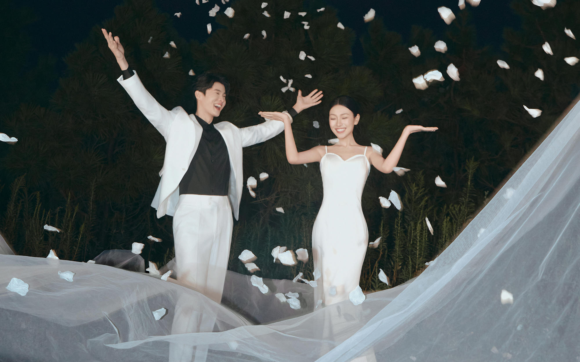 「样片研发」草坪婚纱照💒青春野趣 生命力拉满！