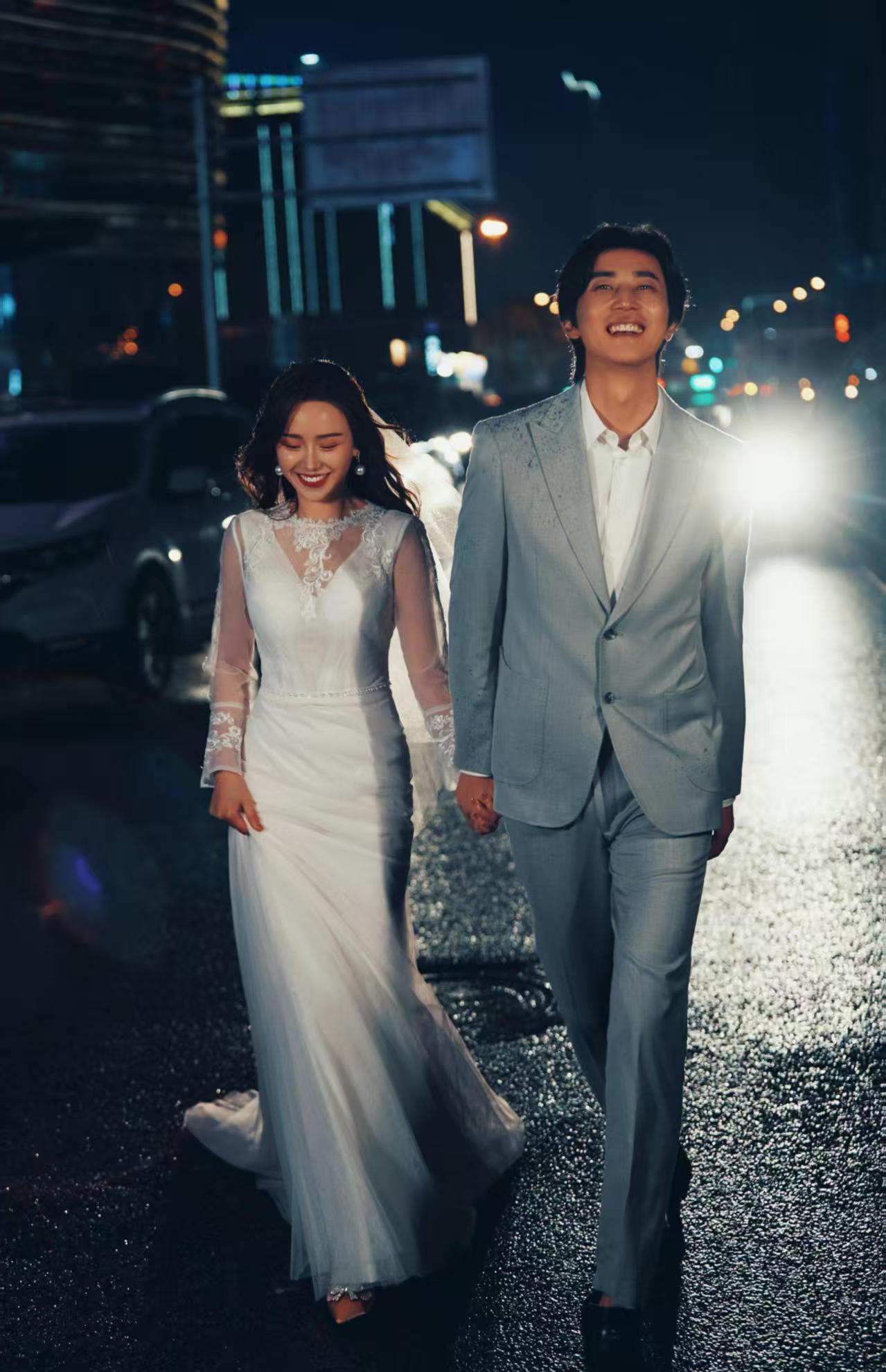 电影质感夜景街拍氛围感婚纱照