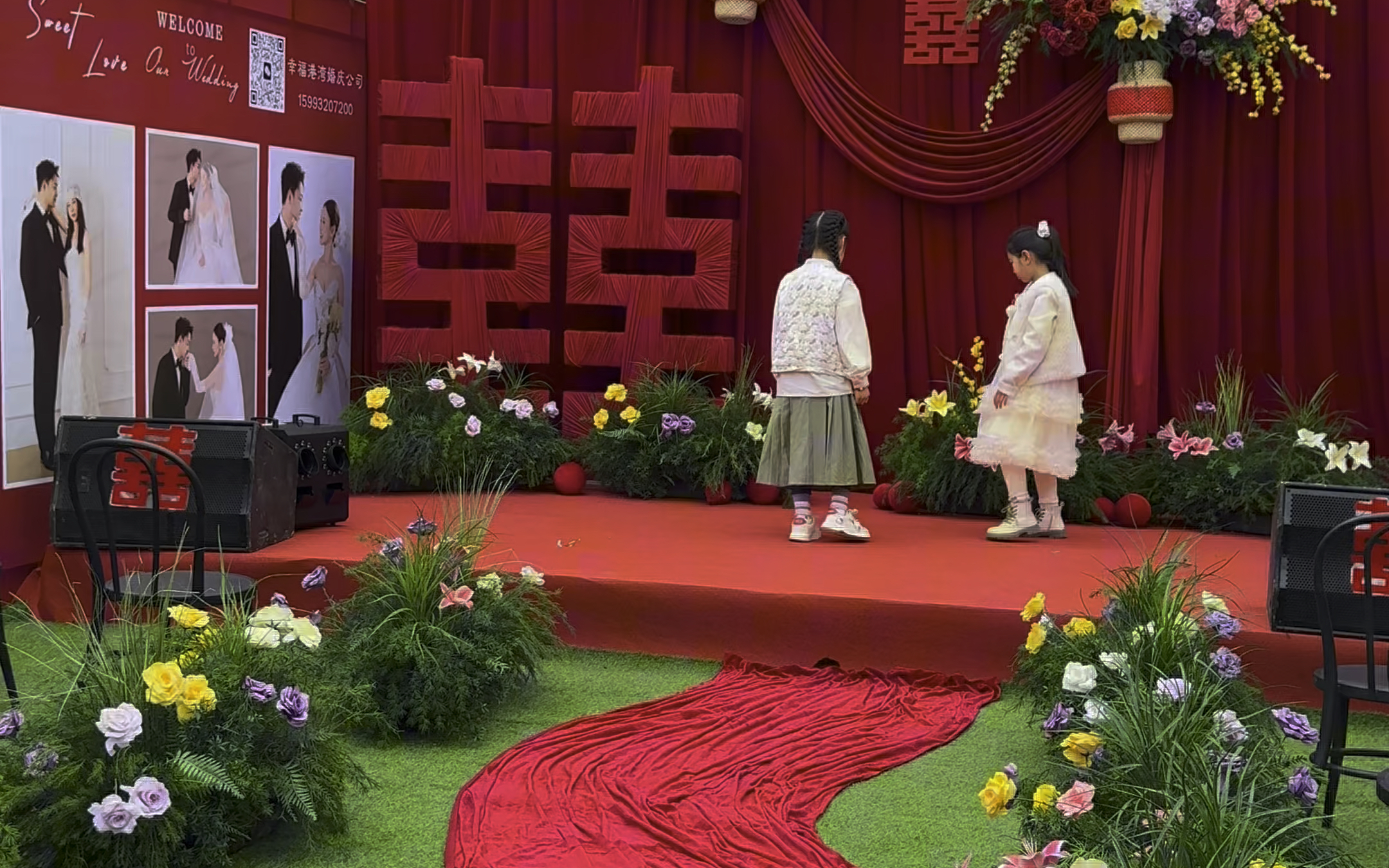 挑高空间配红韵，营造温馨婚典氛围