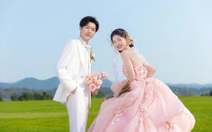 【鲜活又明媚的草坪婚纱照】