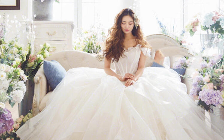 姑娘待闺中嫁，遥盼君郎隔相望