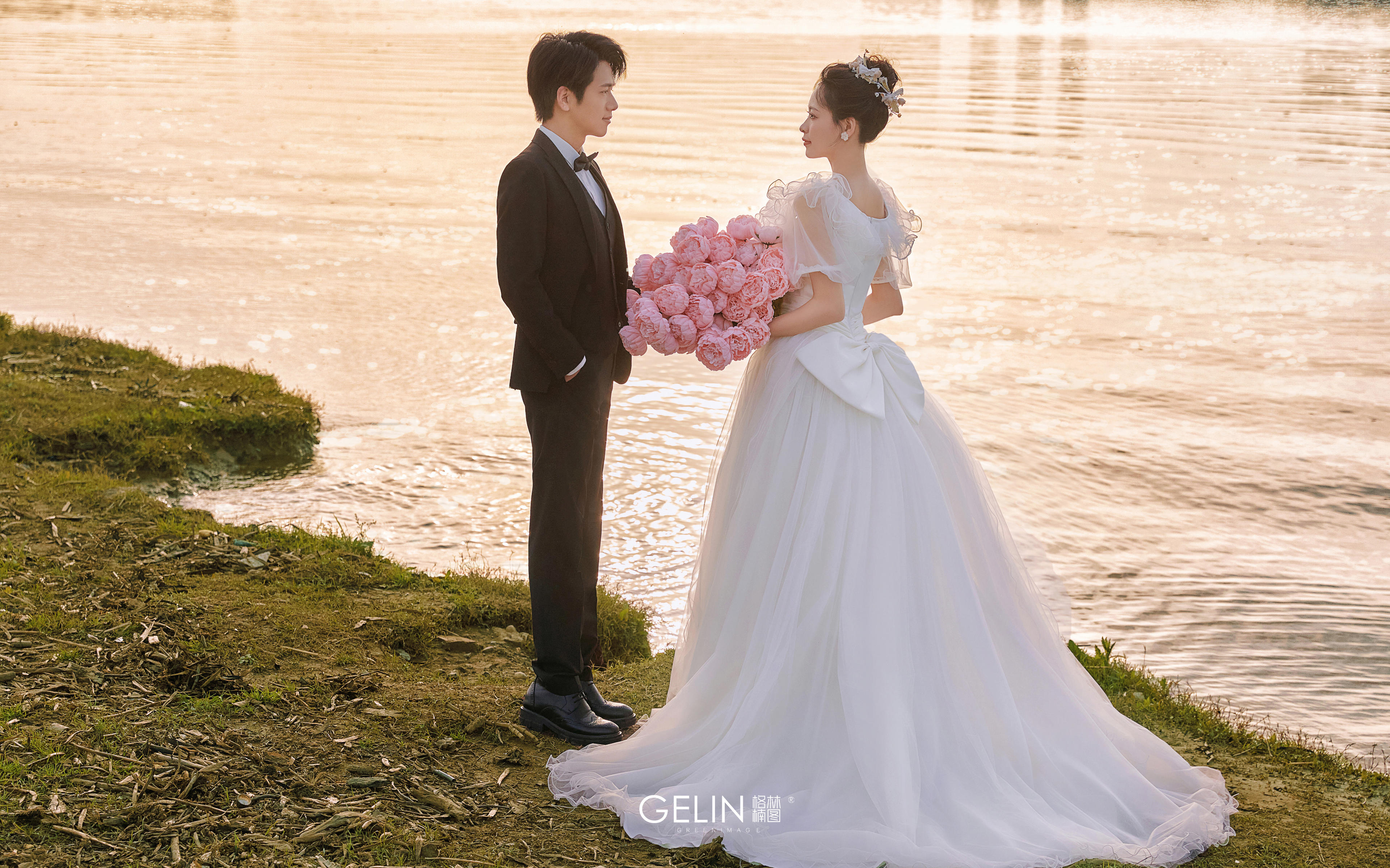 夕阳 水边草地  温柔光影 高级感婚纱夕阳