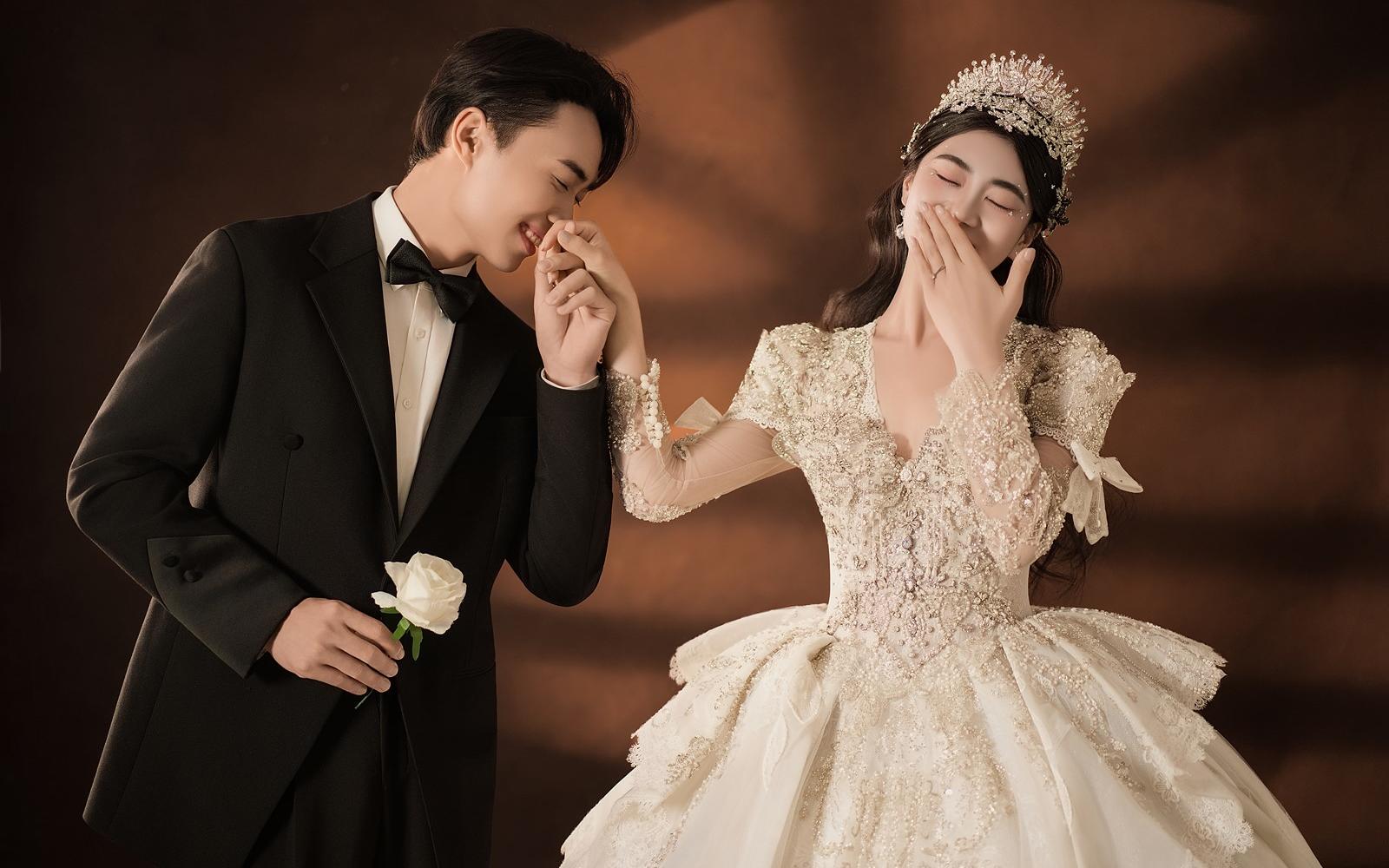 高审美的你终于刷到了这组光影婚纱照