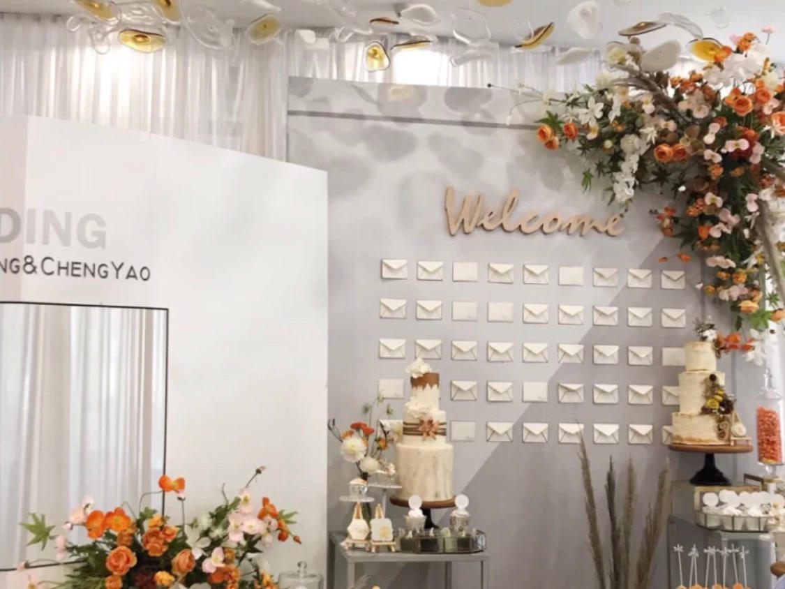 恬静温柔的珊瑚橙和低调沉稳的白灰色碰撞