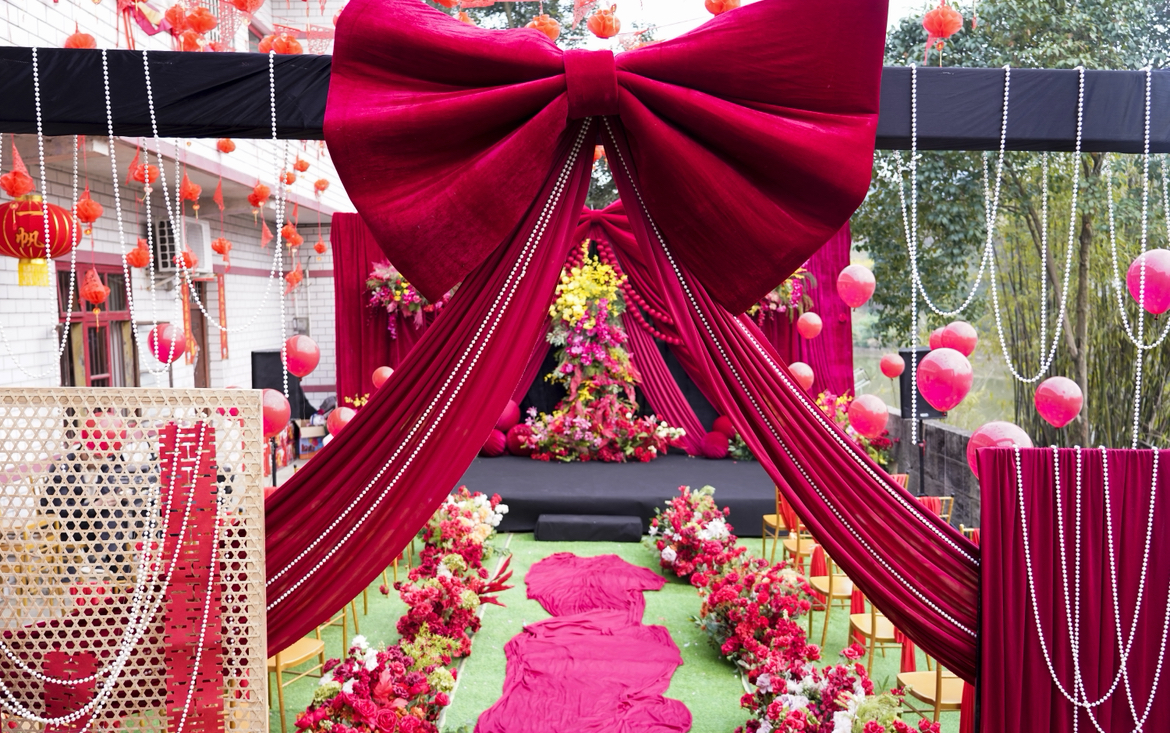 紅色絲絨蝴蝶結(jié)與草坪結(jié)合的婚禮??